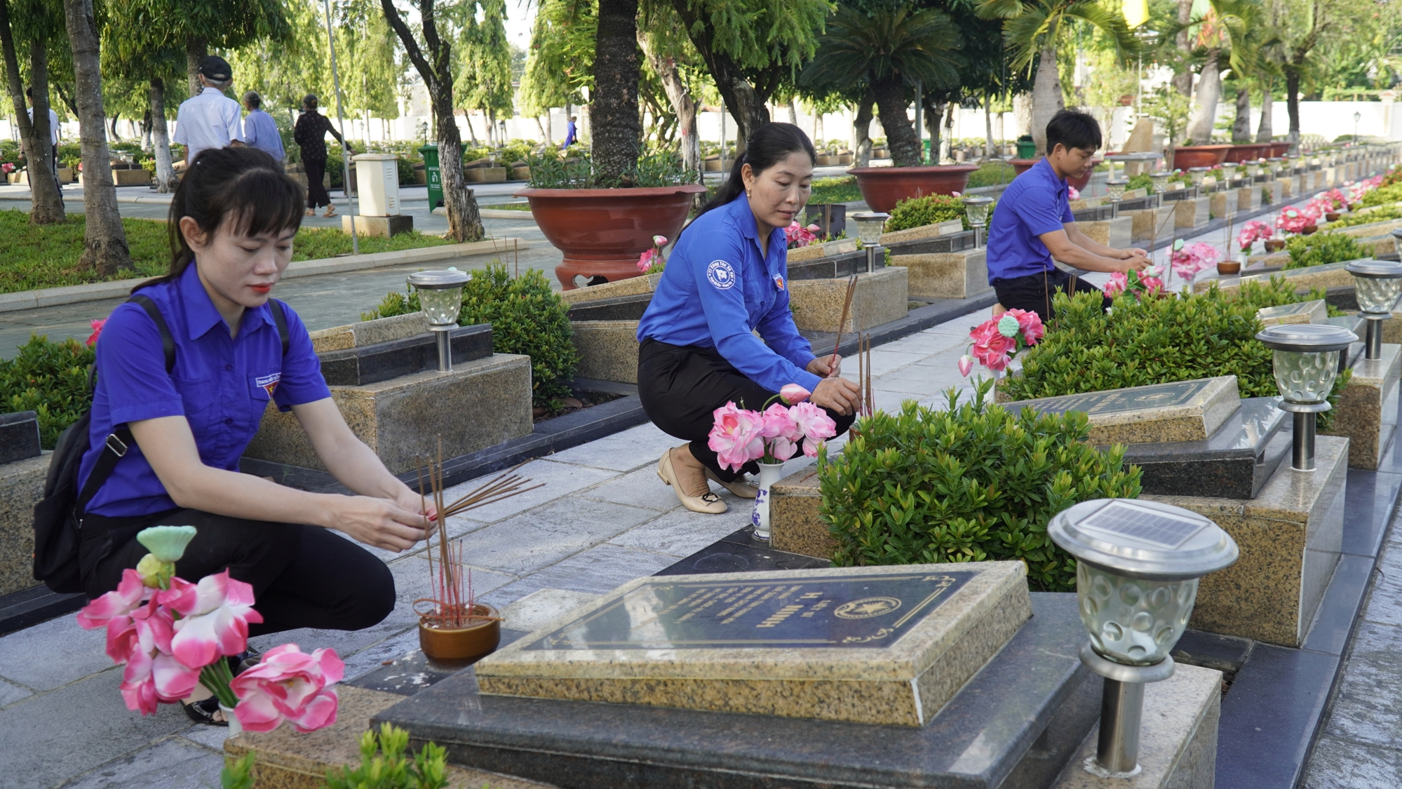 Đoàn viên thanh niên các đơn vị thắp hưởng tưởng nhớ, tri ân các thế hệ cha ông đã anh dũng hy sinh cho nền độc lập, tự do của dân tộc.