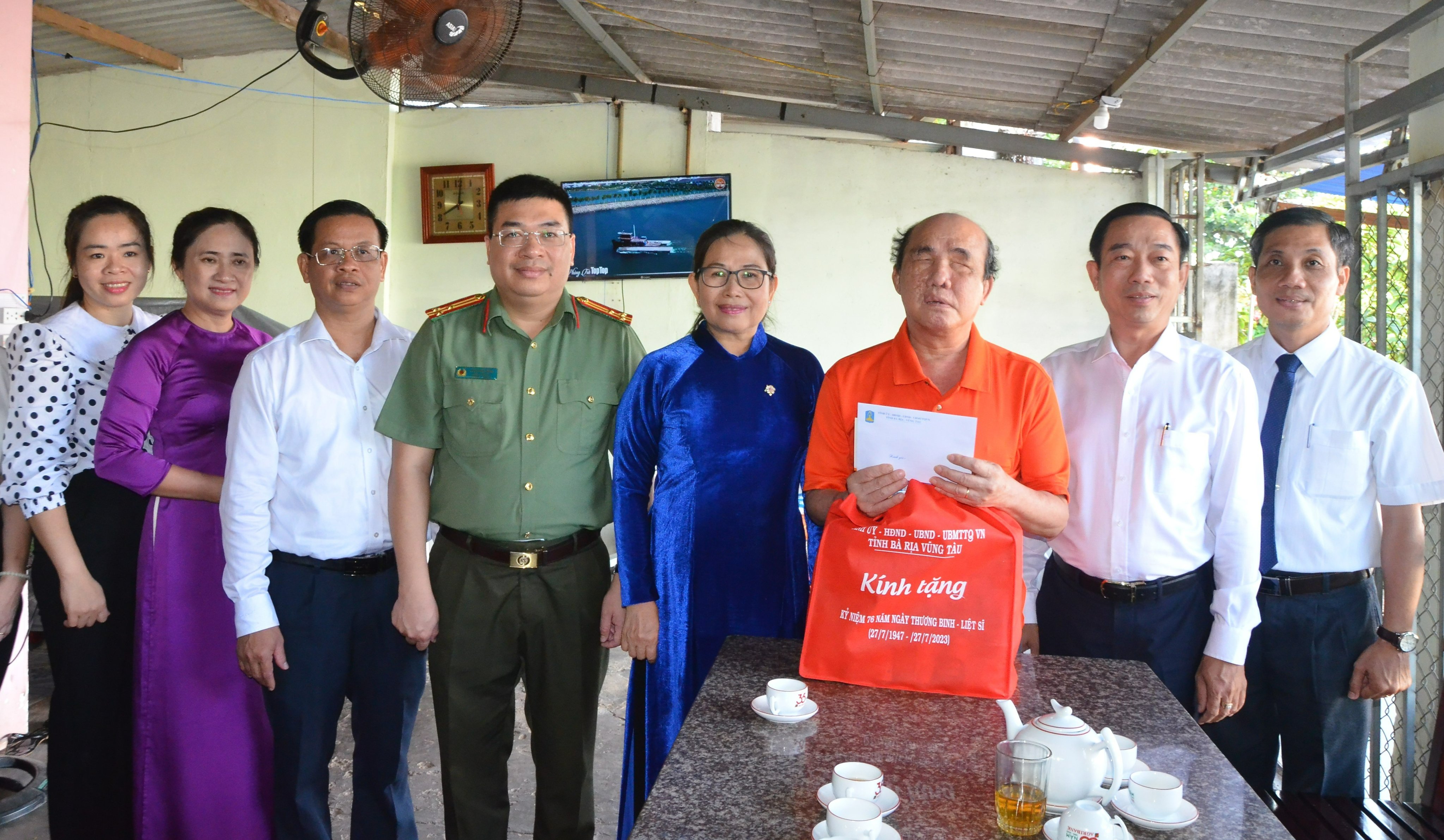 Đoàn do bà Nguyễn Thị Yến, Phó Bí thư Thường trực Tỉnh ủy, Trưởng Đoàn ĐBQH tỉnh làm Trưởng Đoàn thăm hỏi, tặng quà thương binh Trần Minh Quốc (xã Hòa Long, TP.Bà Rịa). Ảnh: CẨM NHUNG