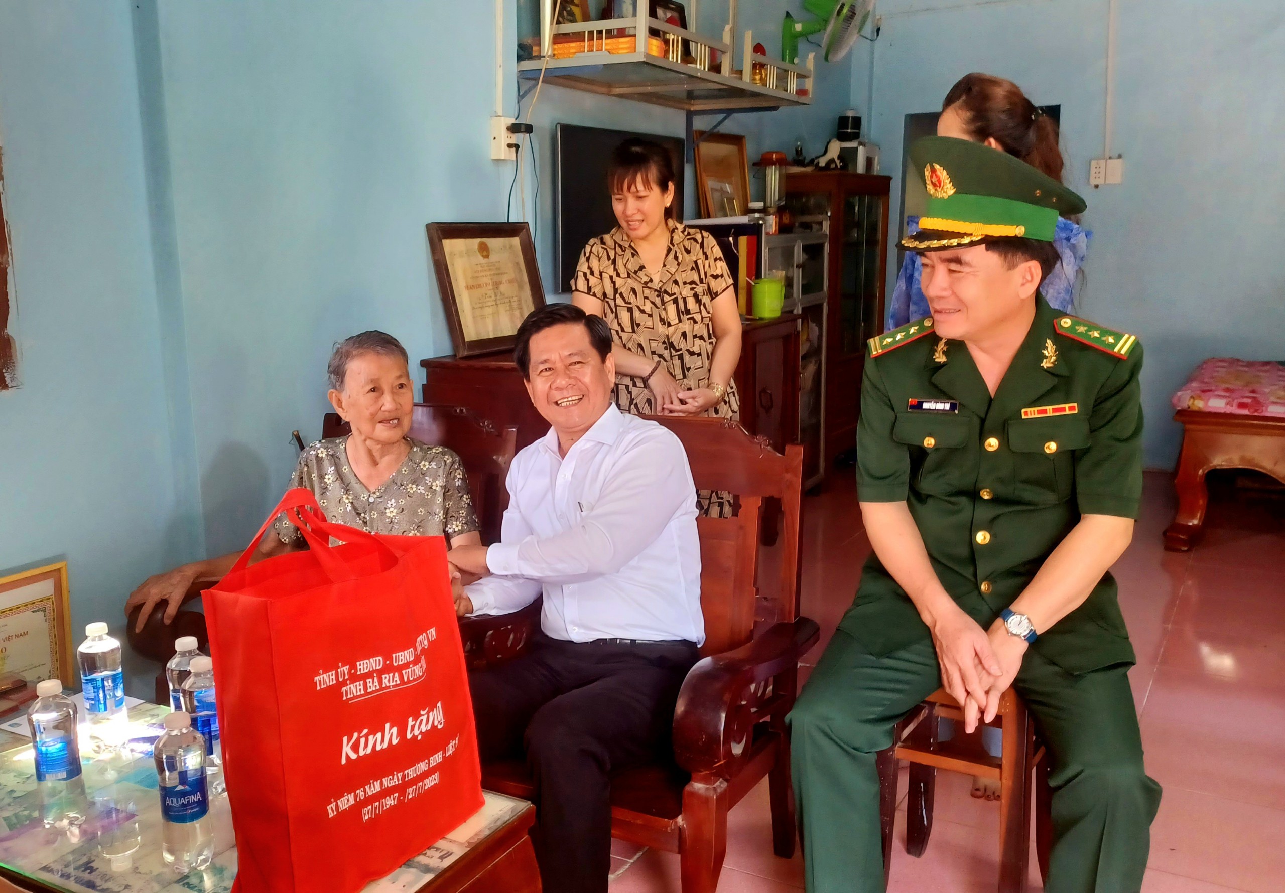 Đoàn do ông Bùi Chí Thành, Ủy viên Ban Thường vụ Tỉnh ủy, Chủ tịch Ủy bam MTTQ Việt Nam tỉnh làm trưởng đoàn đến thăm tặng quà bà Trần Thị Điệp, bệnh binh 2/3, xã Long Mỹ, huyện Đất đỏ. Ảnh: ĐÔNG HIẾU