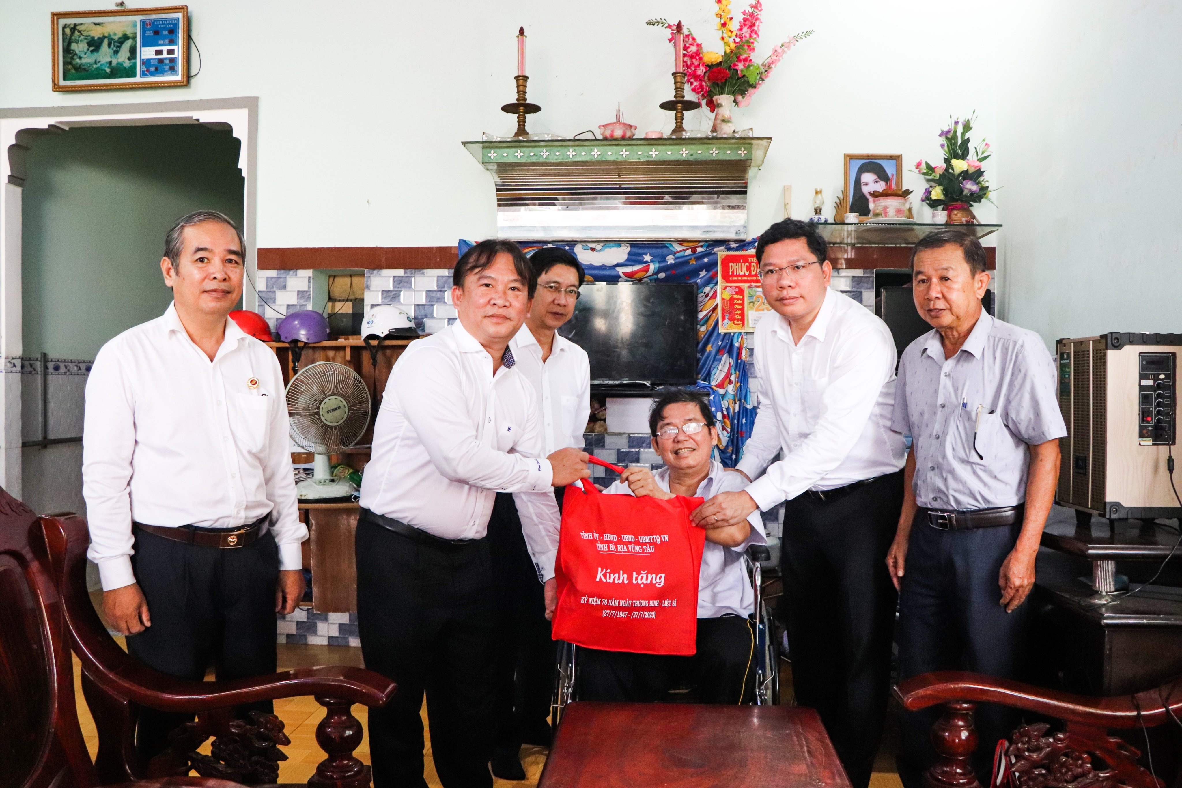 Đoàn do ông Trần Tuấn Lĩnh, Ủy viên Thường vụ Tỉnh ủy, Trưởng Ban Nội chính Tỉnh ủy, làm Trưởng Đoàn ông Nguyễn Văn Khánh, Thương 2/4. Ảnh: ĐINH HÙNG