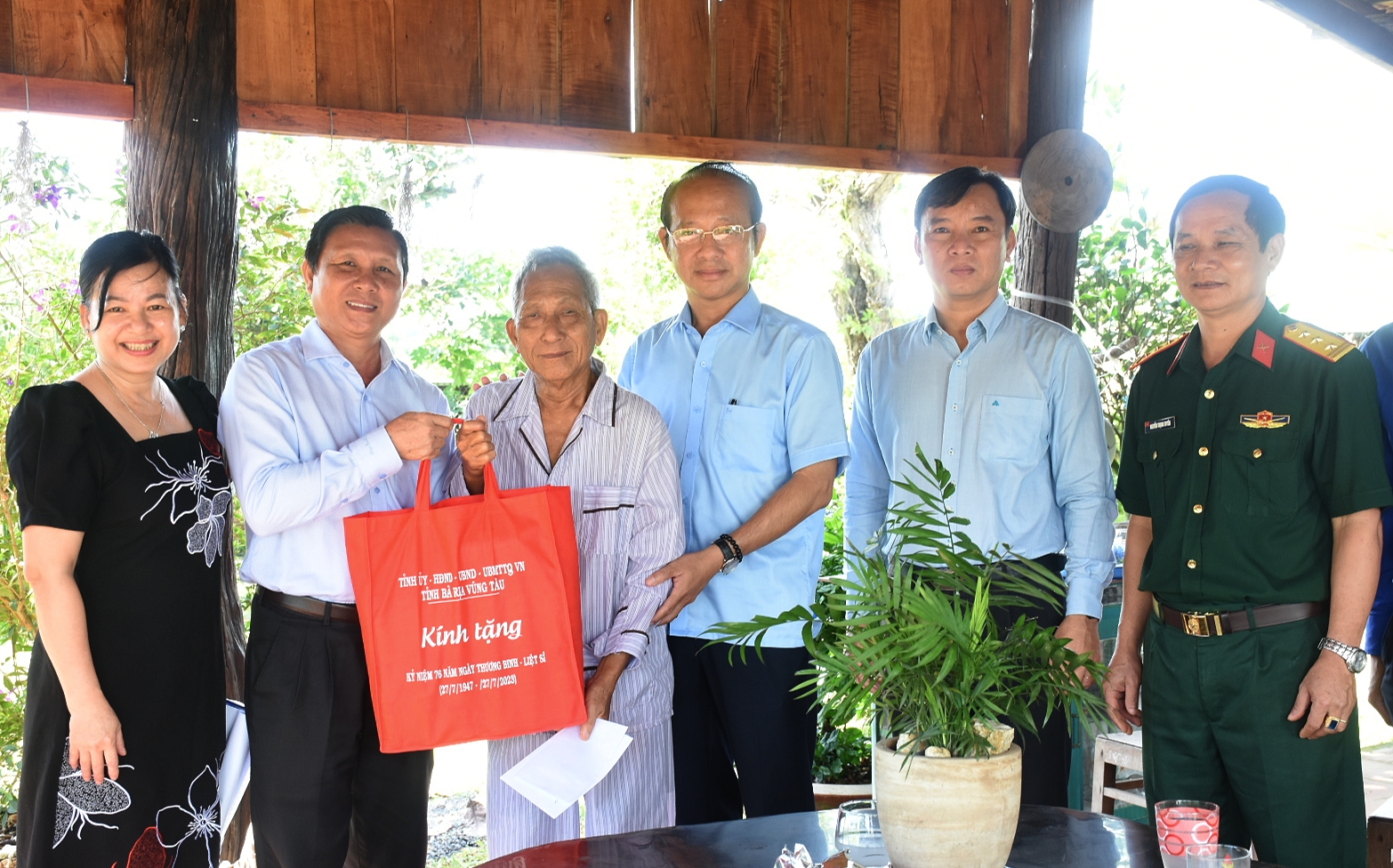 Đoàn do ông Võ Văn Dũng, Uỷ viên Ban Thường vụ Tỉnh ủy, Chủ nhiệm Uỷ ban Kiểm tra Tỉnh ủy làm trưởng đoàn đến thăm, tặng quà ông Hồ Kim Châu, bệnh binh 2/3 (xã Phước Long Thọ, huyện Đất Đỏ). Ảnh: NGỌC BÍCH