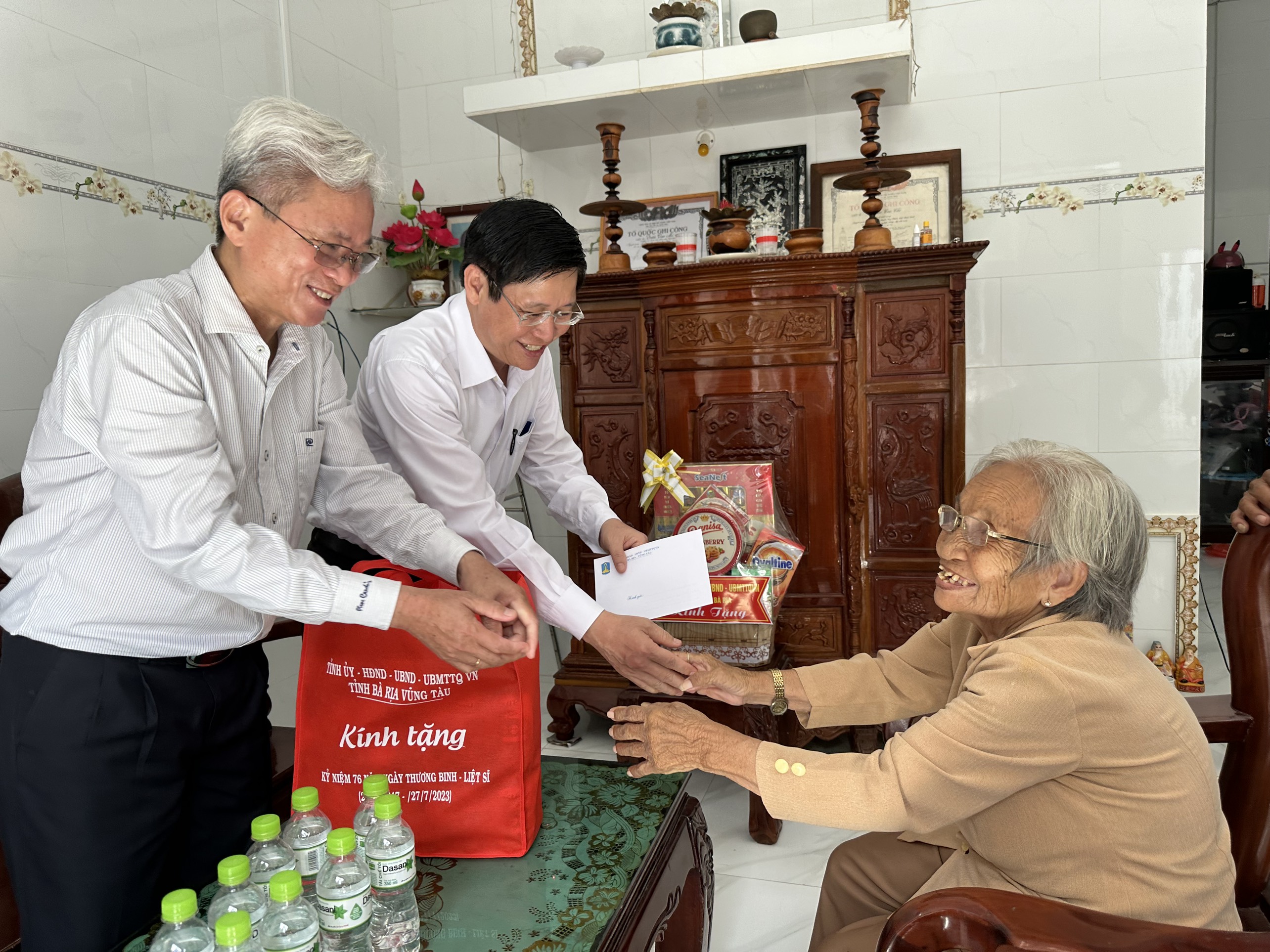 Đoàn do ông Lê Ngọc Khánh, Phó Chủ tịch UBND tỉnh thăm và tặng quà mẹ VNAH Bùi Thị Đay, xã Phước Trung, TP. Bà Rịa. Ảnh: TRÀ NGÂN