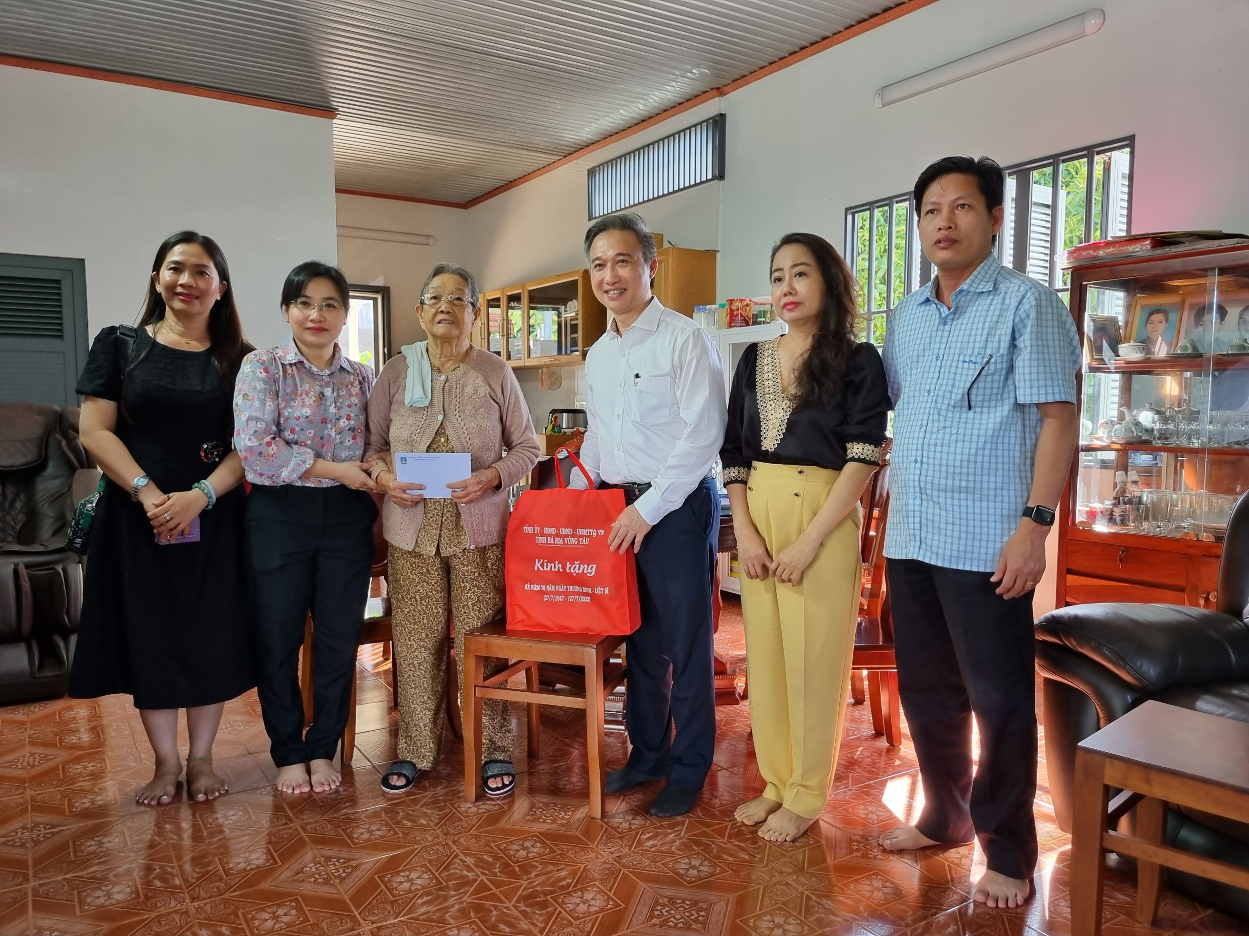Phó Chủ tịch UBND tỉnh Đặng Minh Thông thăm, tặng quà bà Võ Thị Cấn