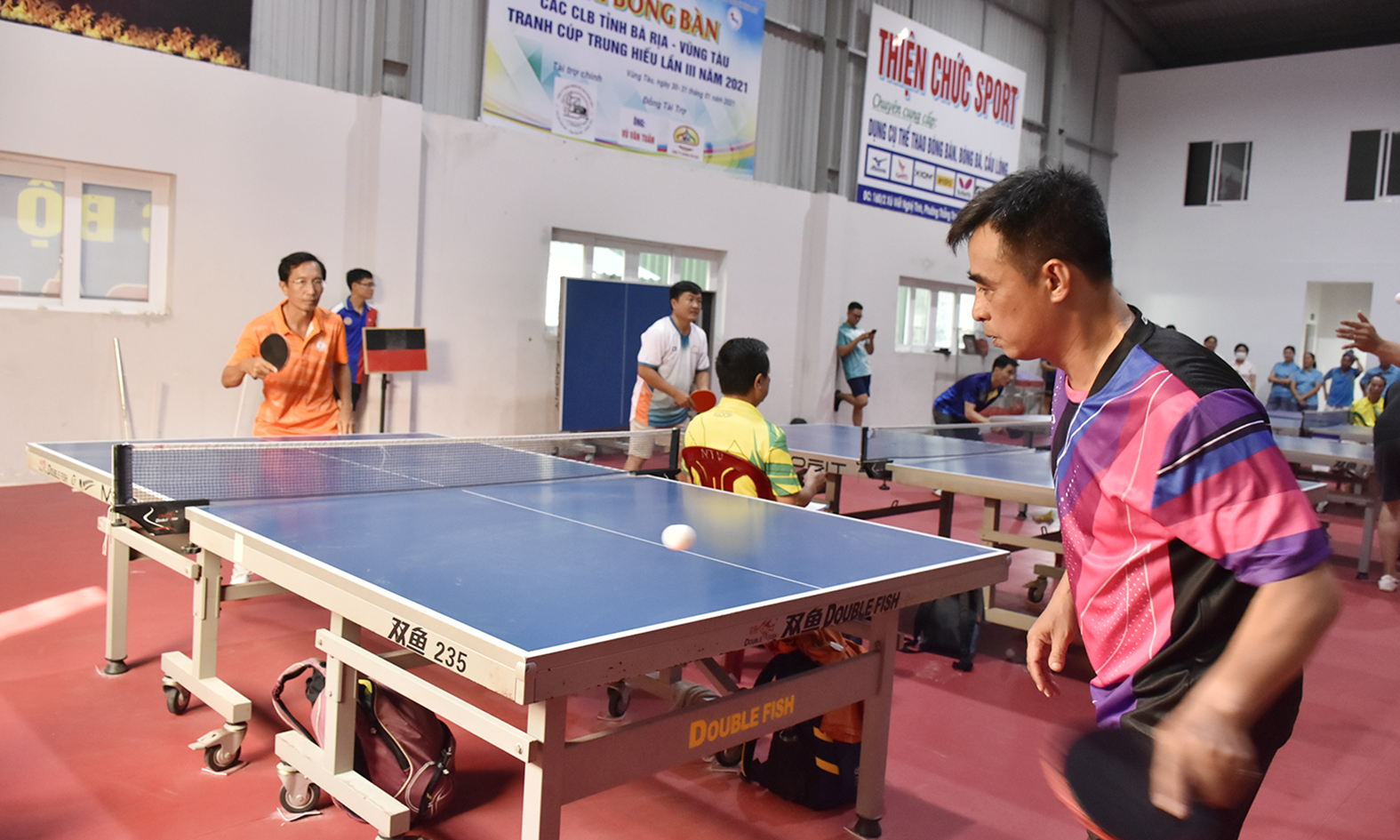 VĐV thi đấu môn bóng bàn