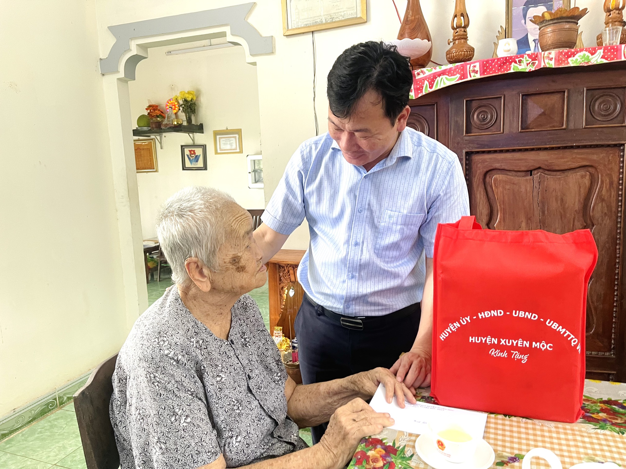ông Phạm Thành Chung, Bí thư Huyện uỷ, Chủ tịch HĐND huyện Xuyên Mộc làm trưởng đoàn đã đến thăm và tặng quà các gia đình chính sách trên địa bàn xã Tân Lâm gồm: Mẹ Việt Nam Anh hùng Trần Thị Hiên, 