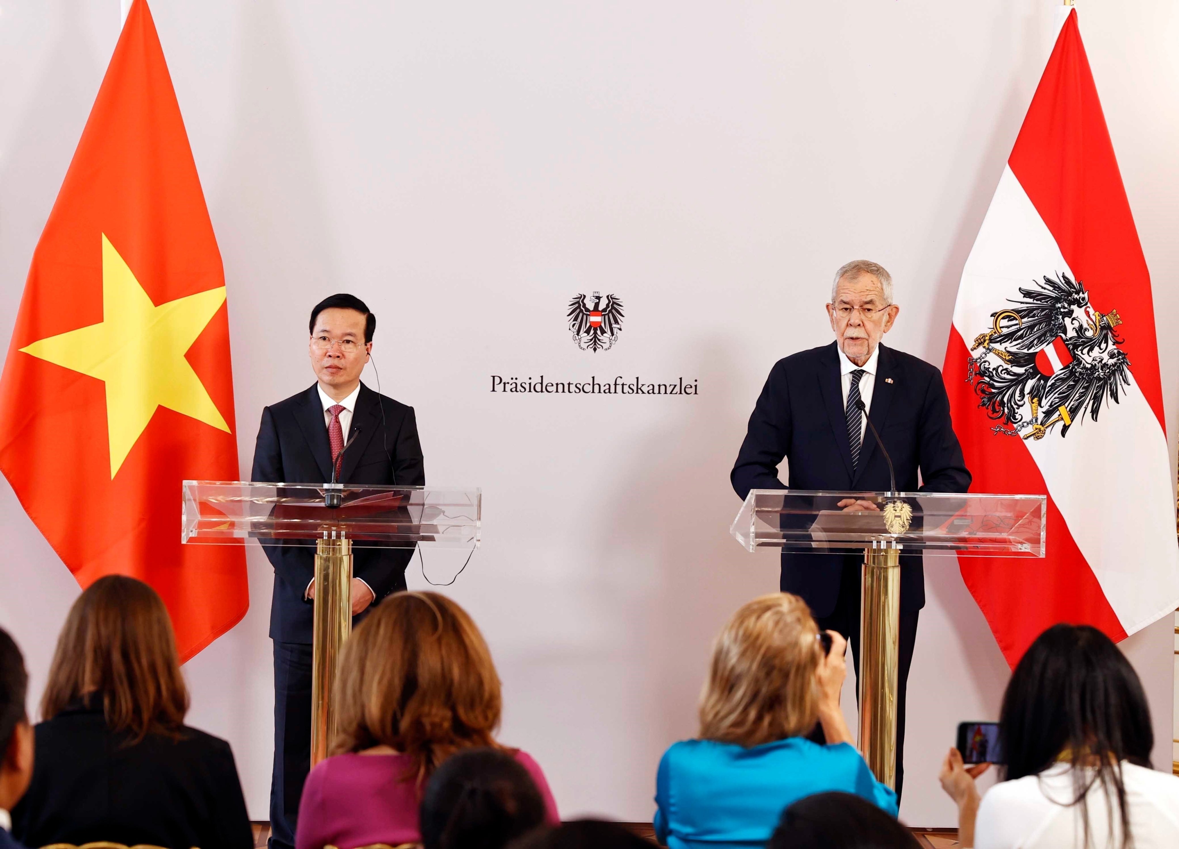 Chủ tịch nước Võ Văn Thưởng và Tổng thống Cộng hòa Áo Alexander Van der Bellen gặp gỡ báo chí sau hội đàm. Ảnh: THỐNG NHẤT