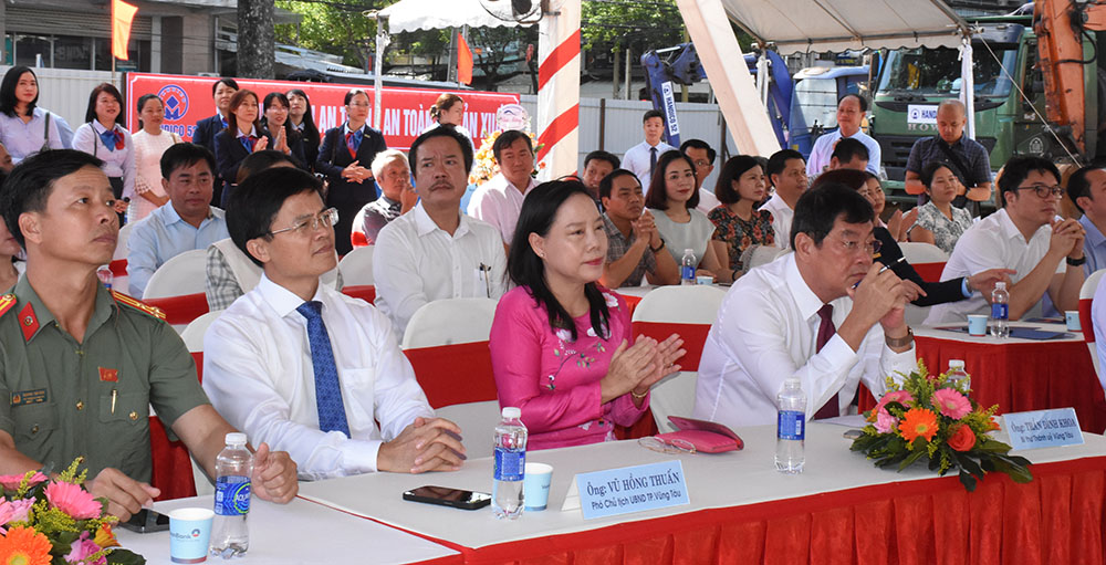 Lãnh đạo TP. Vũng Tàu và Báo Bà Rịa - Vũng Tàu dự lễ khởi công công trình trụ sở Vietinbank Bà Rịa - Vũng Tàu