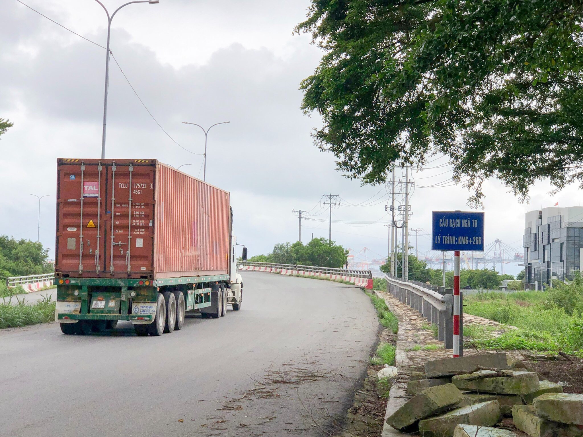 Các gối cao su của cầu Rạch Ngã Tư bị xô lệch gây mất an toàn.