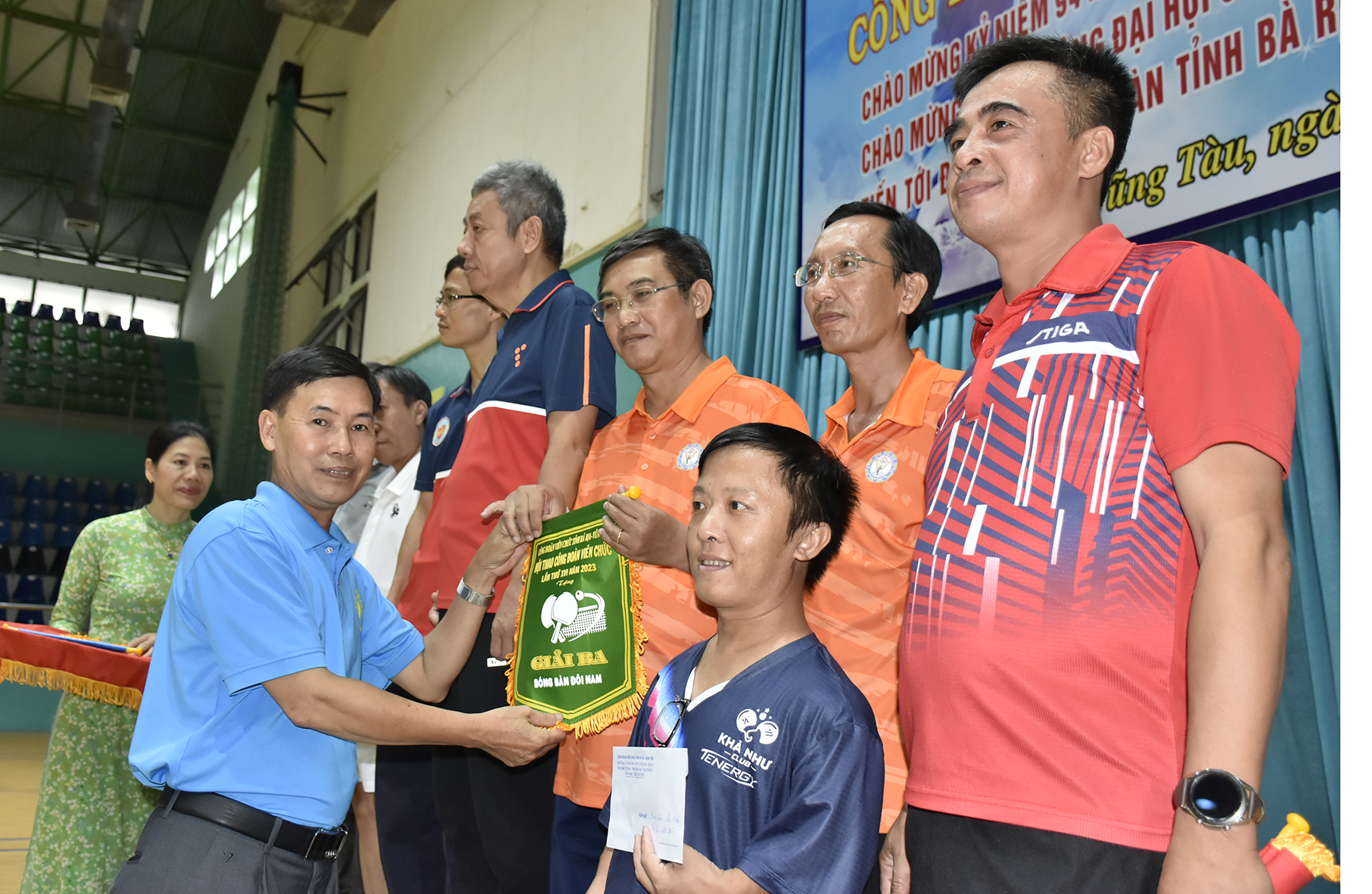 Ông Nguyễn Việt Dũng, Chủ tịch Công đoàn viên chức tỉnh trao giải cho các VĐV dự thi môn bóng bàn đôi nam