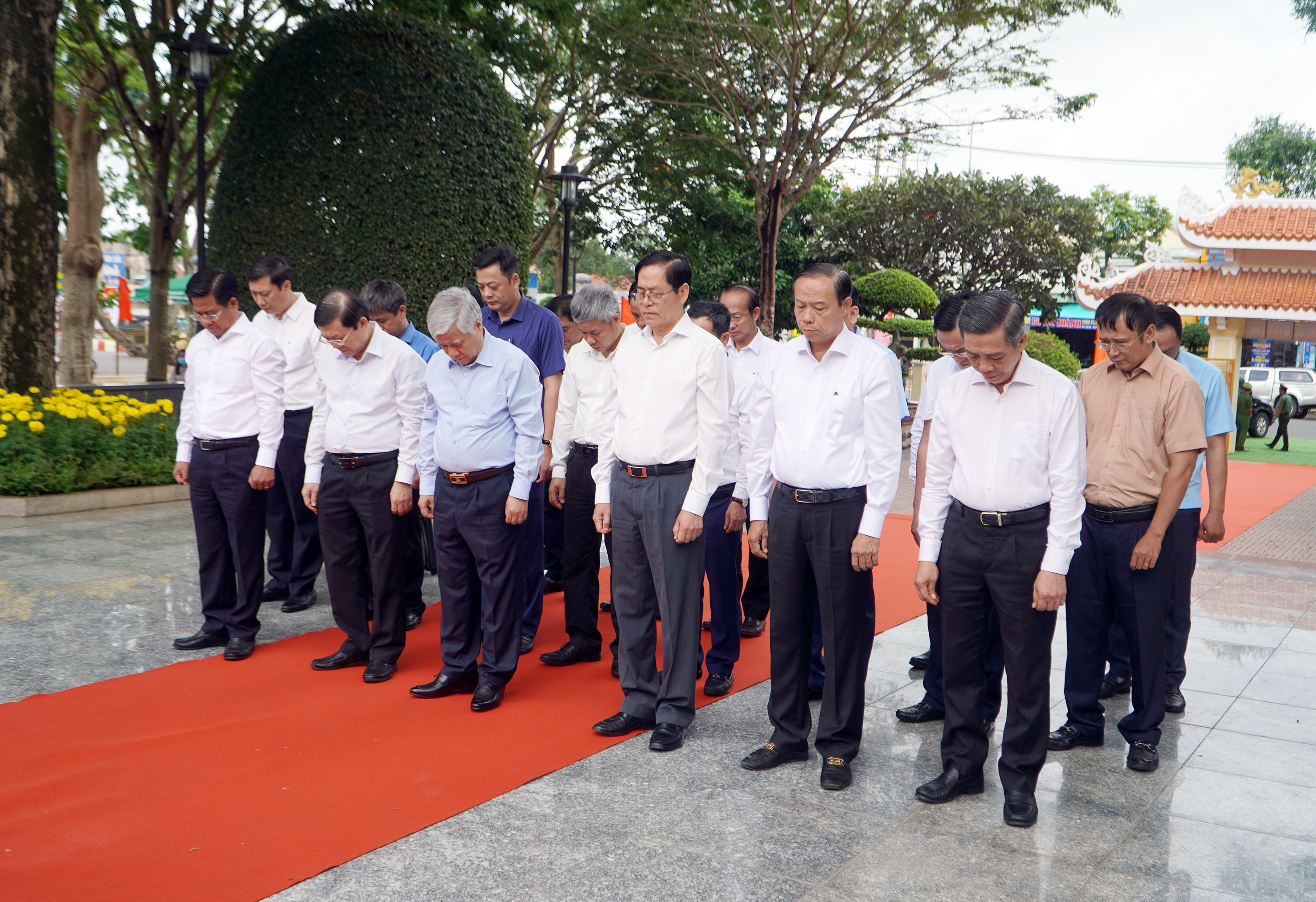 Lãnh đạo Trung ương, lãnh đạo tỉnh giành phút mặc niệm tri ân nữ Anh hùng, liệt sĩ Võ Thị Sáu.