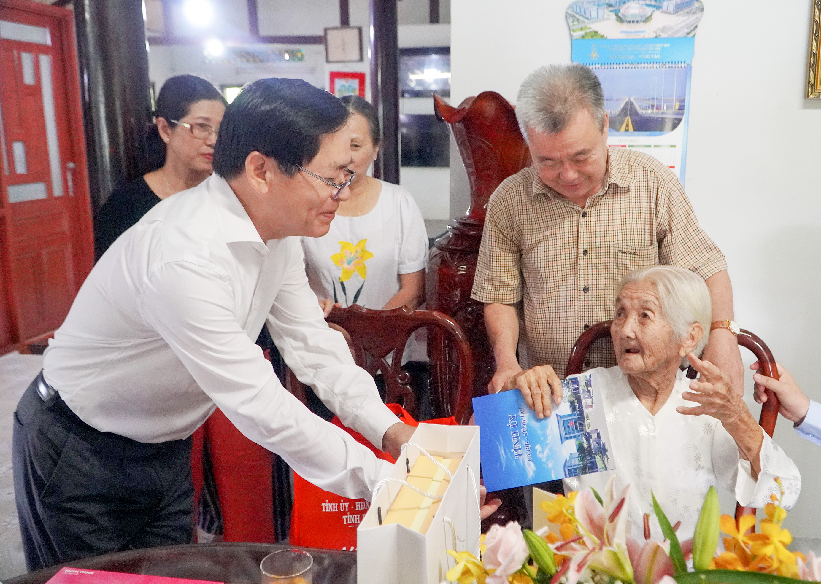Ông Phạm Viết Thanh, Ủy viên Trung ương Đảng, Bí thư Tỉnh ủy, Chủ tịch HĐND tỉnh tặng quà tới bà Tạ Thị Hưng (vợ liệt sĩ).