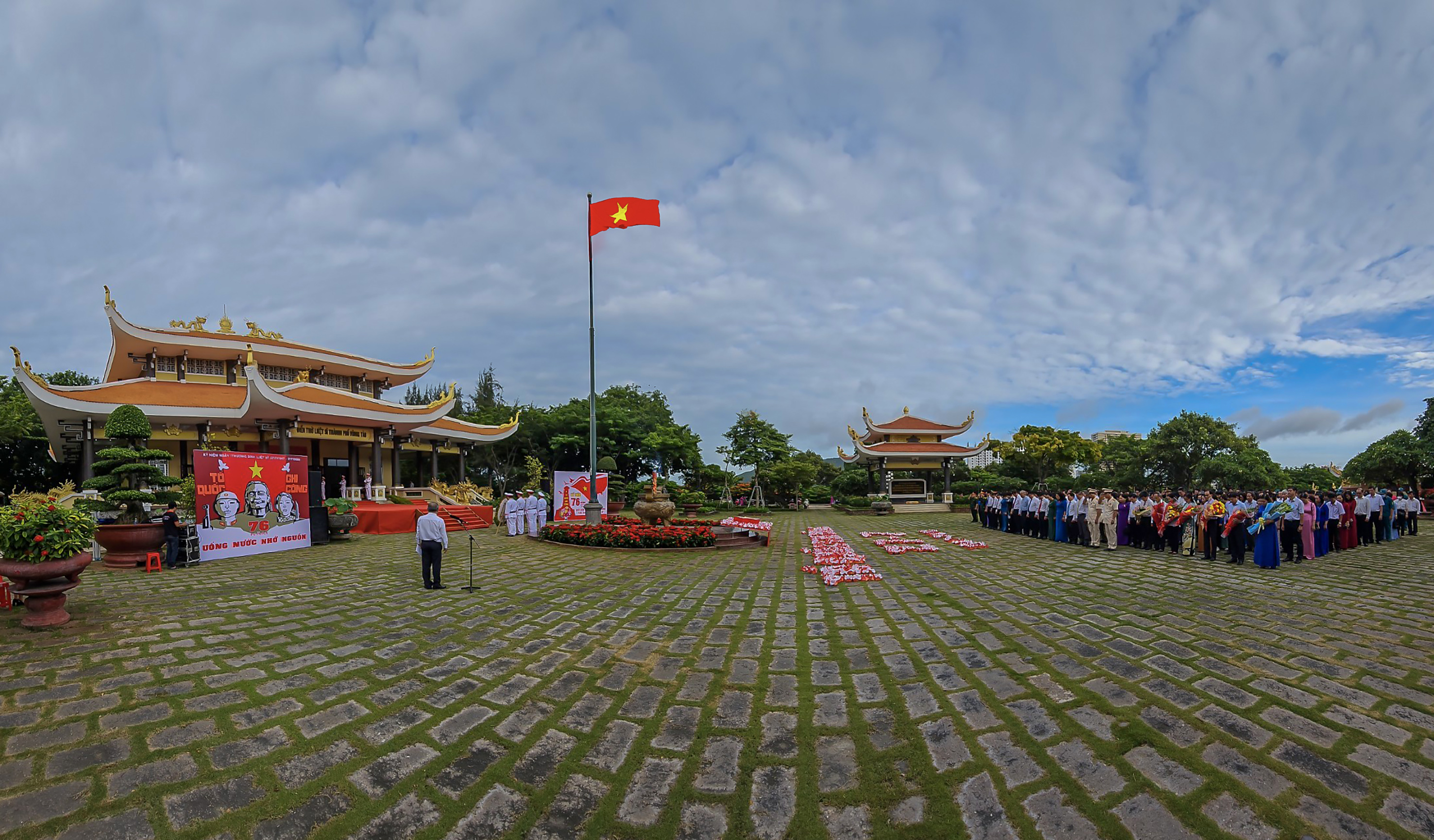 Quang cảnh lễ viếng tại Đền thờ Liệt sĩ TP. Vũng Tàu.