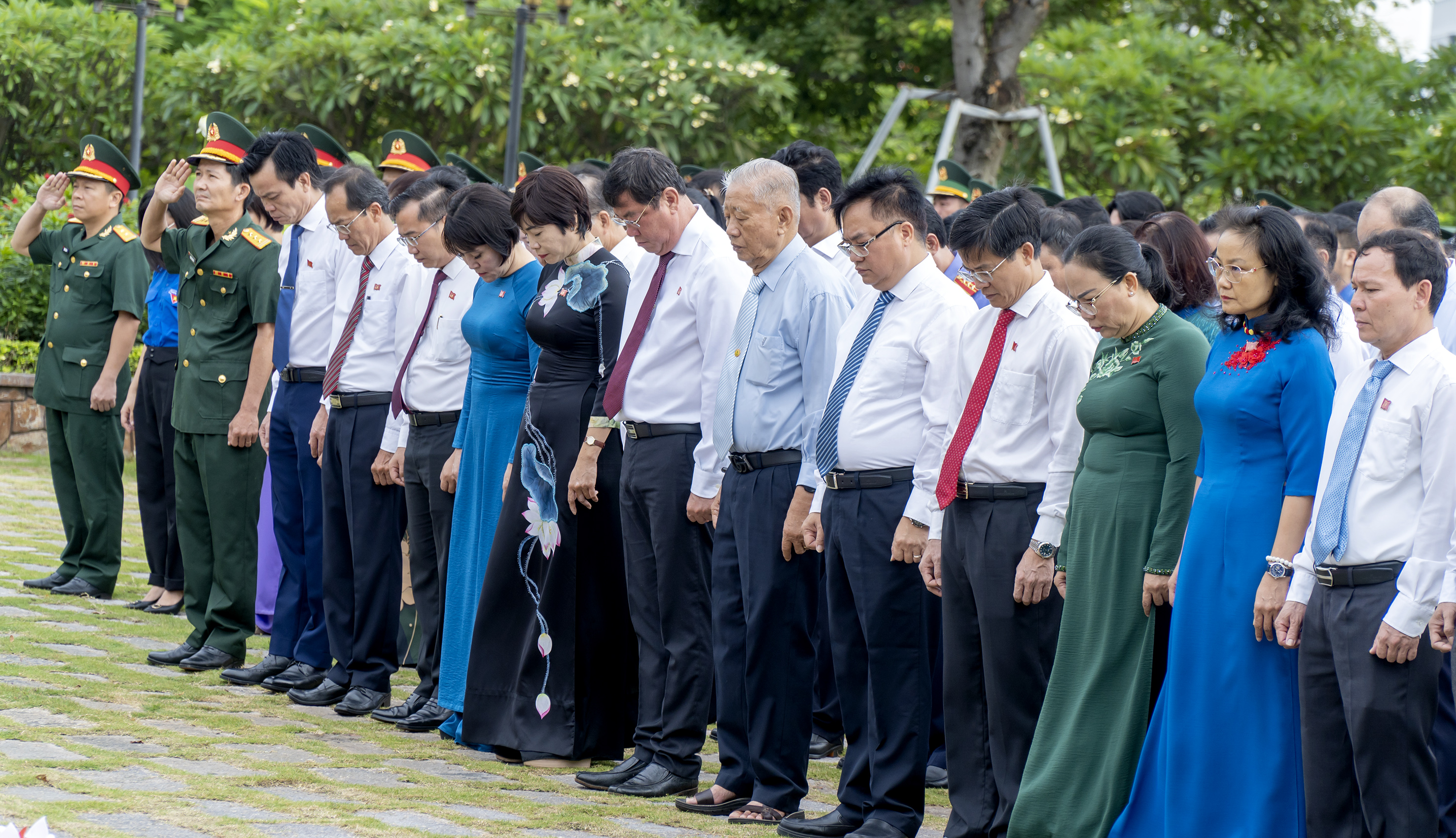 Nguyên lãnh đạo Tỉnh ủy, lãnh đạo Thành ủy, HĐND, UBND, UBMTTQ Việt Nam TP. Vũng Tàu cùng các đại biểu dành một phút mặc niệm thành kính bày tỏ lòng biết vô hạn trước anh linh các anh hùng liệt sĩ.