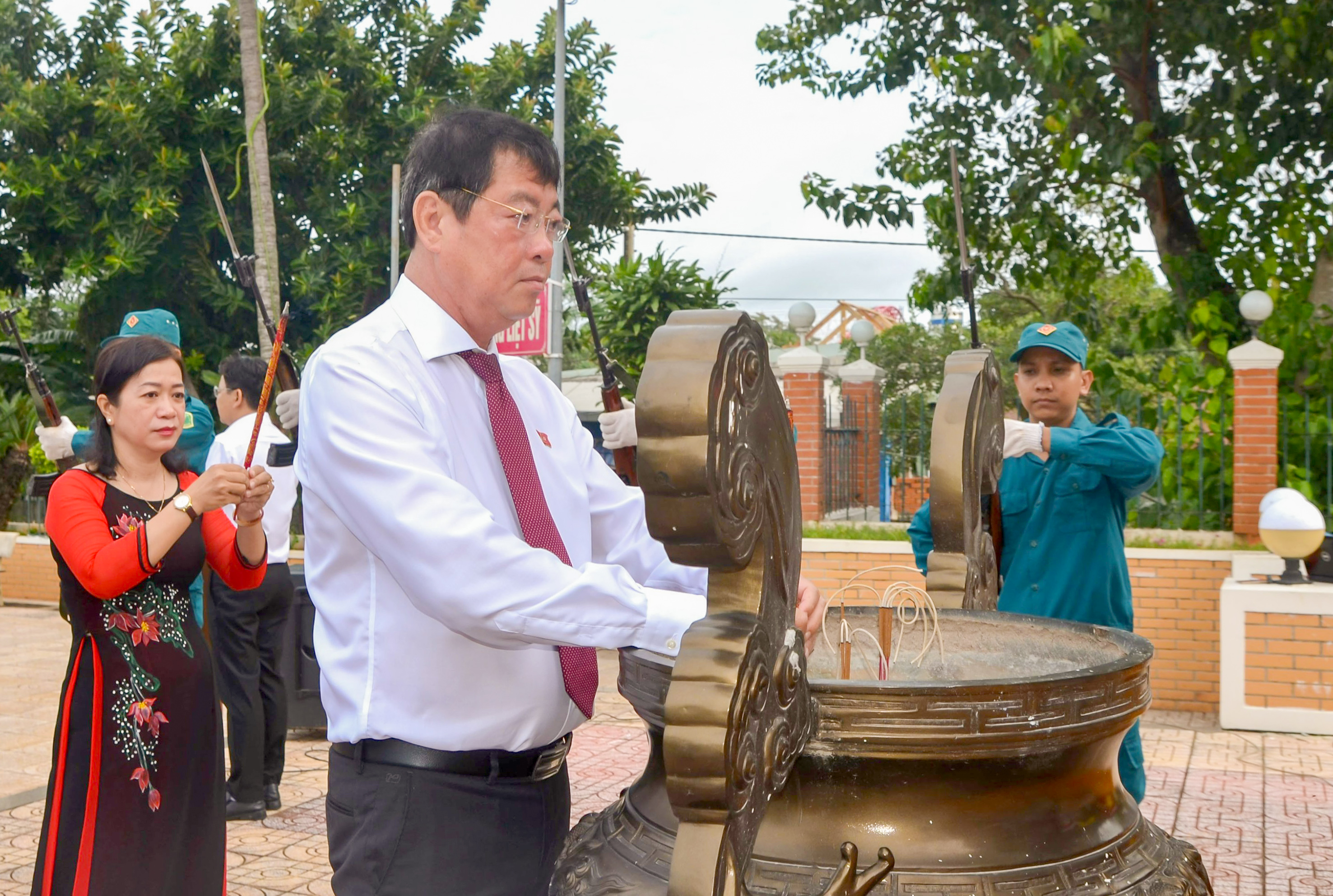 Ông Trần Đình Khoa, Ủy viên Ban Thường vụ Tỉnh ủy, Bí thư Thành ủy Vũng Tàu dâng hương tưởng nhớ các anh hùng liệt sĩ tại Đài tưởng niệm Liệt sĩ cầu Cỏ May.