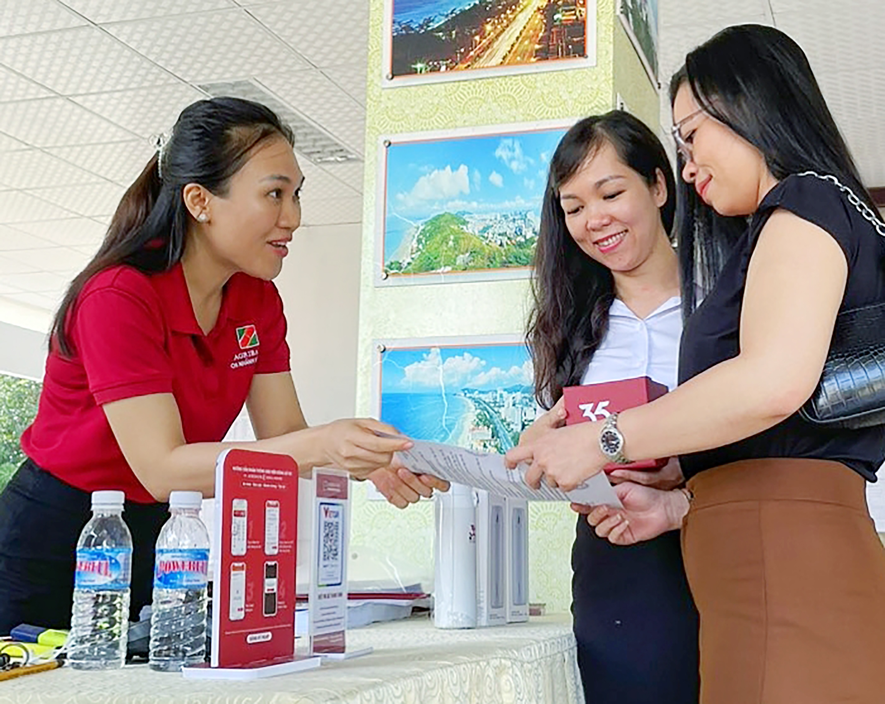 Đại diện ngân hàng Agribank tư vấn cho các DN, cơ sở sản xuất kinh doanh tìm hiểu về các giải pháp phát triển thương mại điện tử.