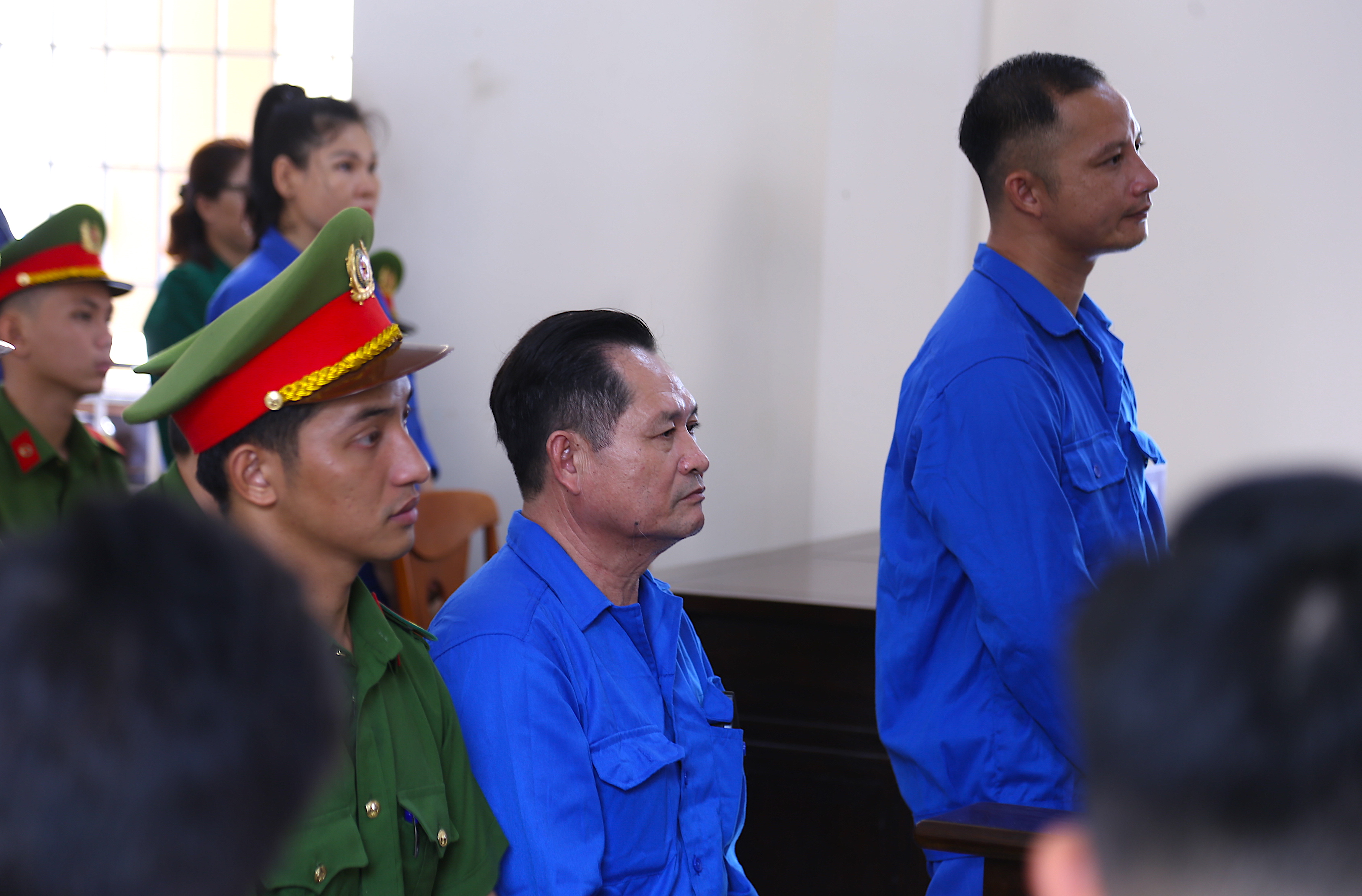 Bị cáo Lê Thái Thiện cho biết bị bệnh tim mạch nặng nên được HĐXX cho ngồi để trả lời các câu hỏi