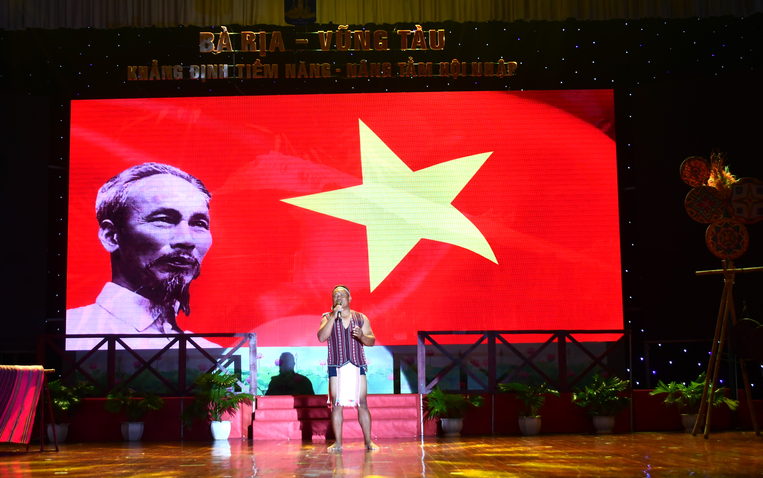 Đơn ca nam “Châu Ro ơn người” (sáng tác: Đào Phước, biểu diễn: Đoàn Văn Hạ).