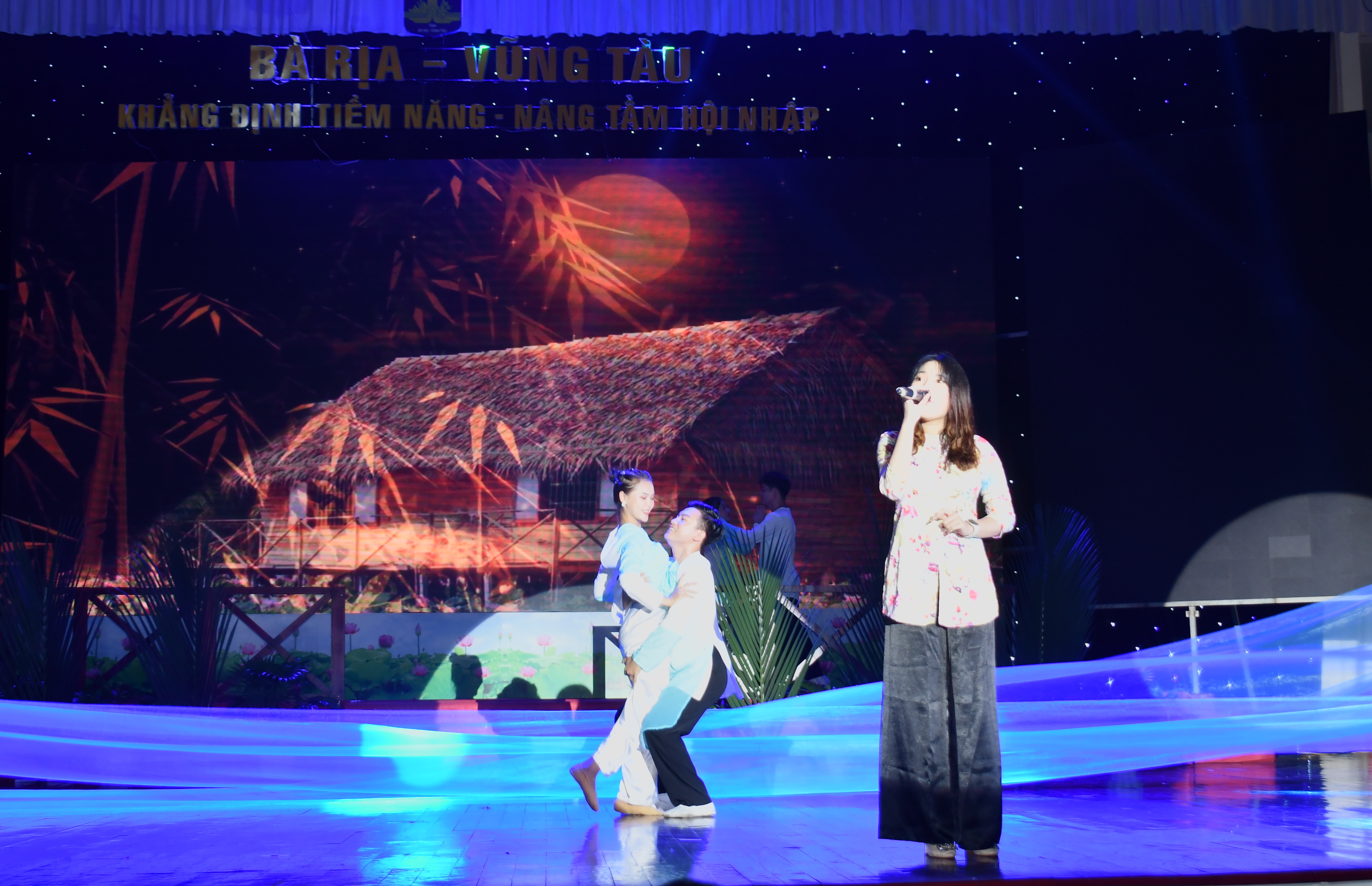 ca múa “Mười thương làng xóm quê mình” (dân ca Nam bộ, lời: Lê Giang; biên đạo: NSƯT Lan Anh) do nghệ sĩ Bảo Ngọc và nhóm múa minh họa trình bày.
