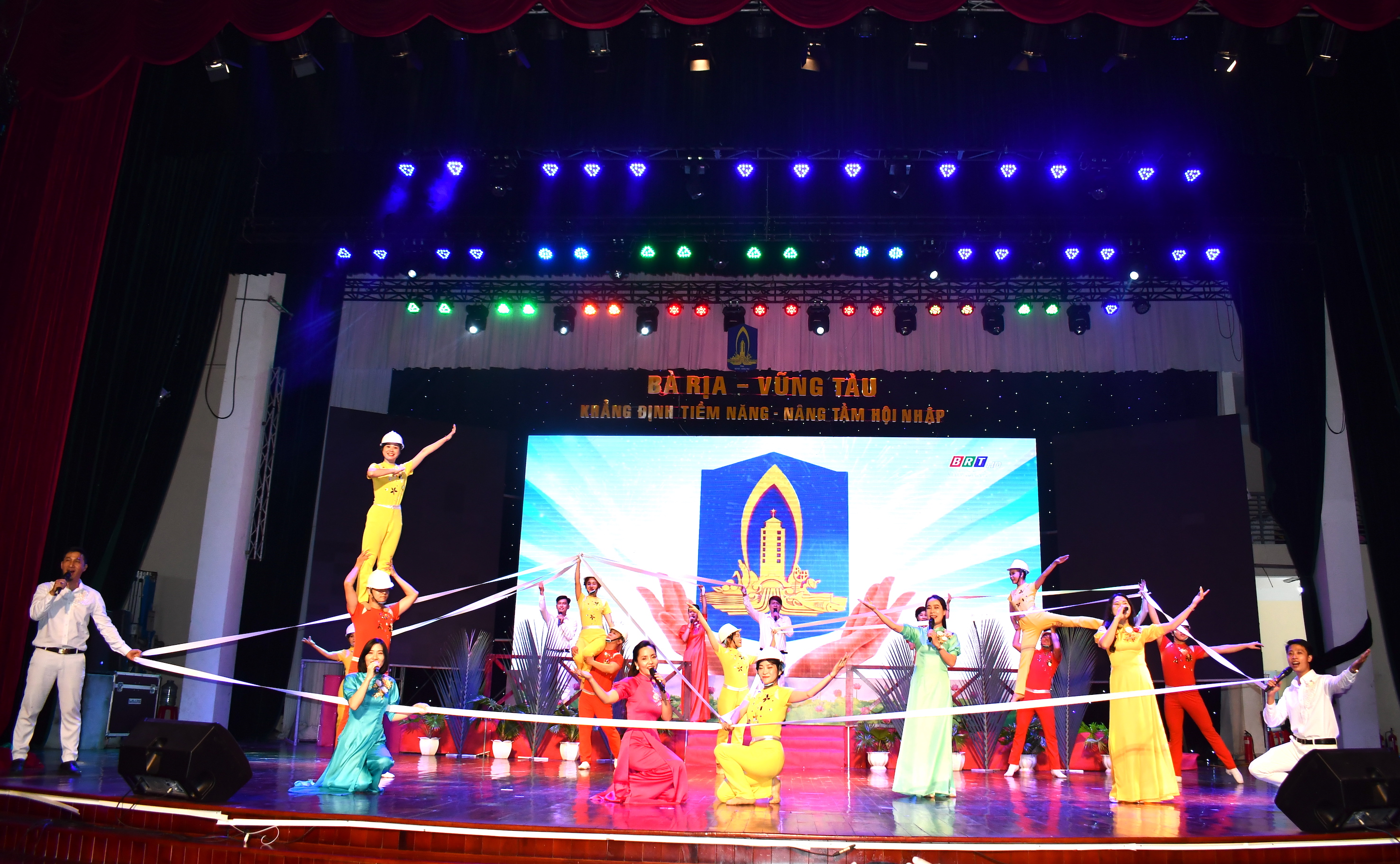 Tiết mục ca múa “Bà Rịa – Vũng Tàu tương lai ngời sáng (đặt lời mới: Vĩnh Trí, biên đạo: NSƯT Minh Hưng).