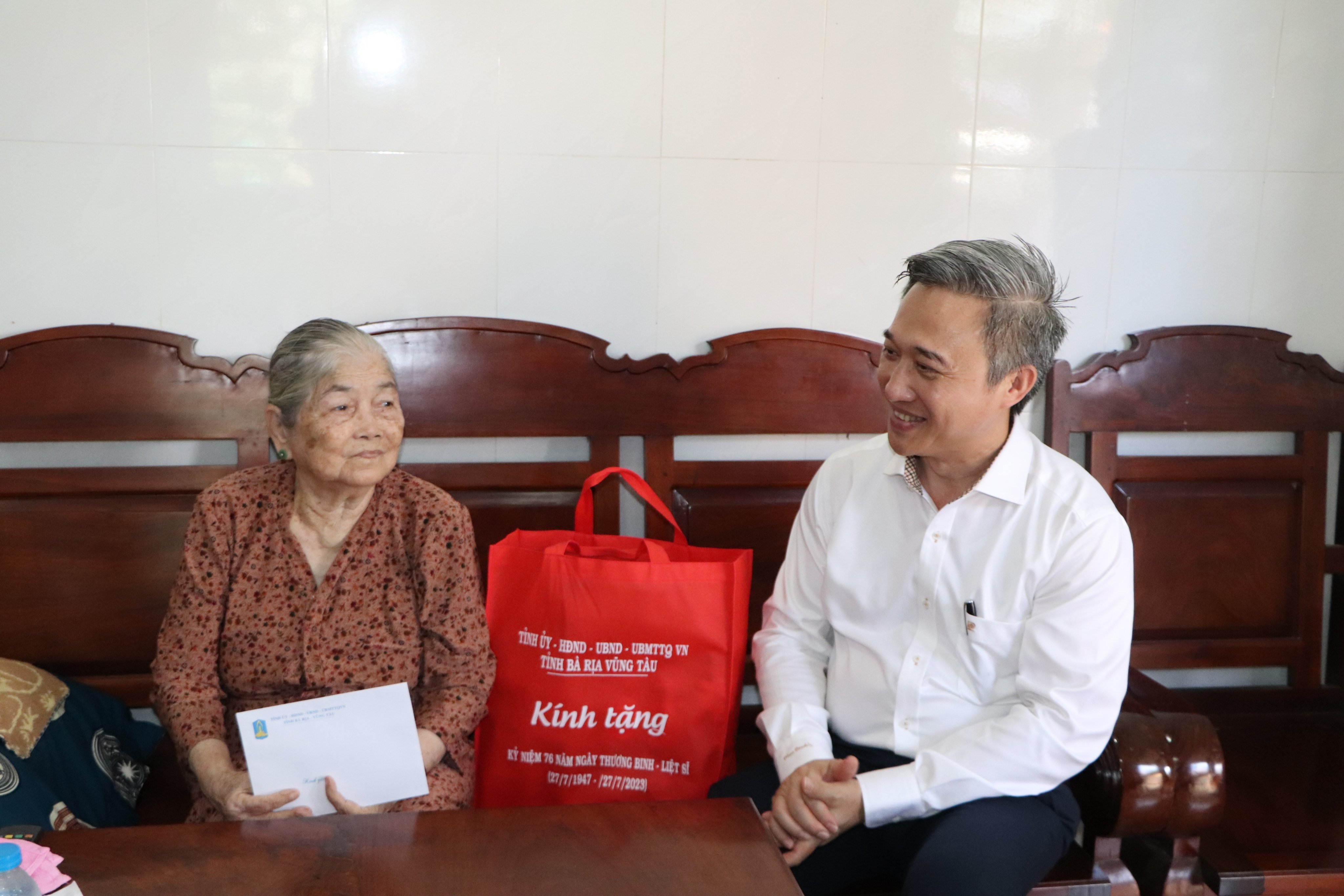 Ông Đặng Minh Thông thăm hỏi tình hình sức khỏe Mẹ VNAH Trần Thị Lưỡng (TP.Bà Rịa). Ảnh: MINH THANH