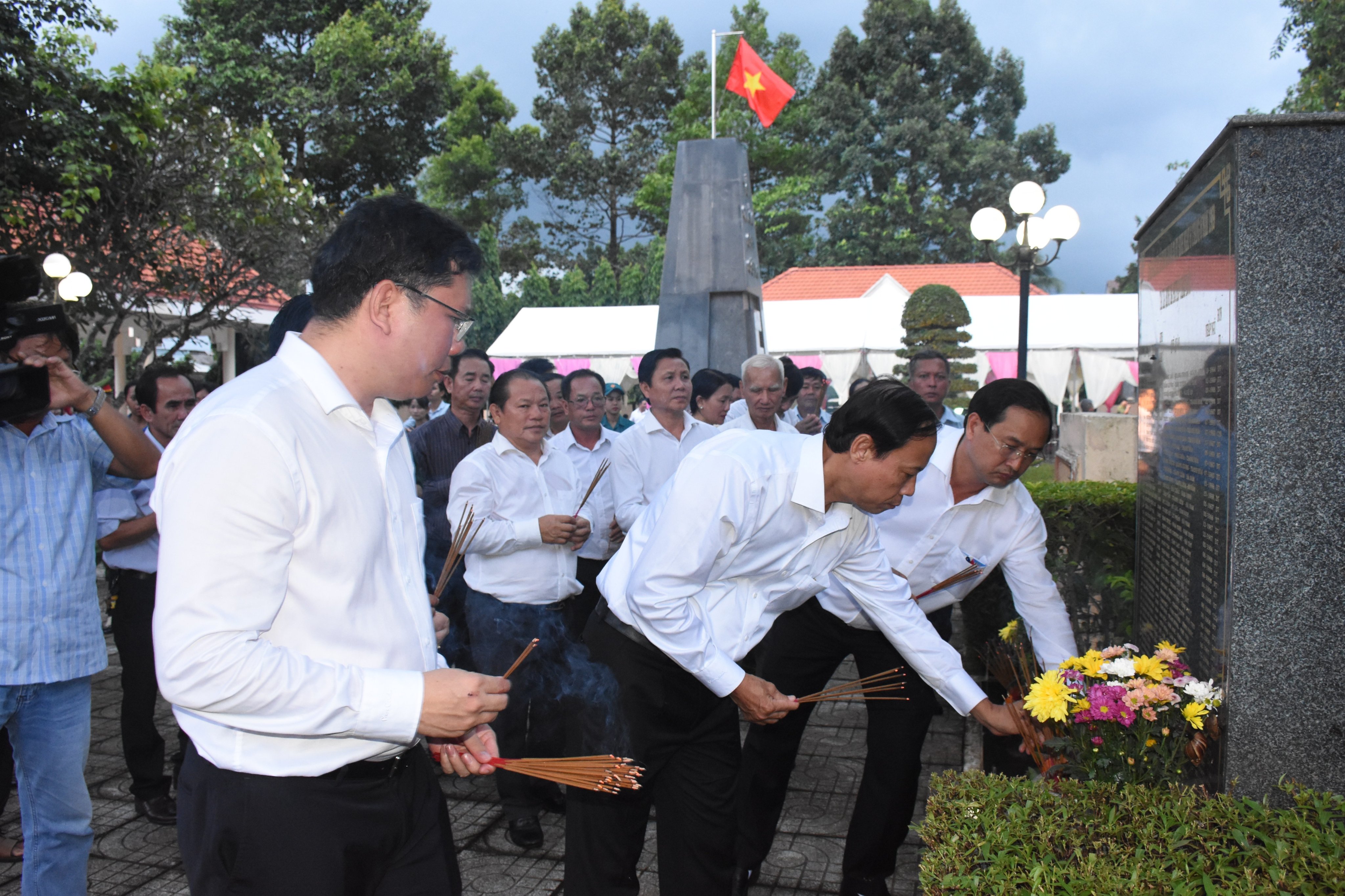 Ông Nguyễn Văn Thọ, Chủ tịch UBND tỉnh thắp hương tại Khu di tích  lịch sử cách mạng Trung đoàn 33 (huyện Châu Đức).