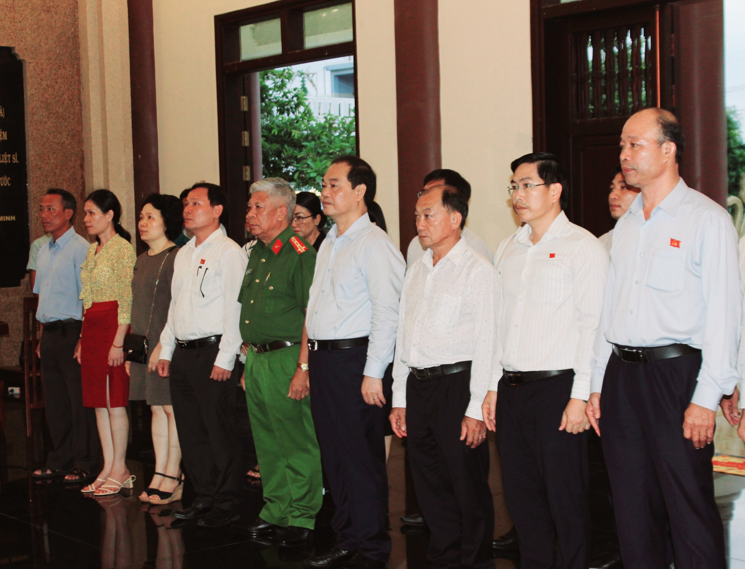 Ông Mai Ngọc Thuận, Ủy viên Ban Thường vụ Tỉnh ủy, Phó Chủ tịch HĐND tỉnh làm trưởng đoàn viếng Đền liệt sĩ xã Long Sơn (TP. Vũng Tàu).