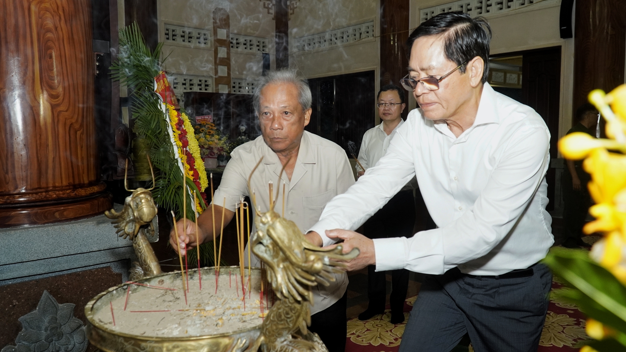 Ông Phạm Viết Thanh, Ủy viên Trung ương Đảng, Bí thư Tỉnh ủy, Chủ tịch HĐND tỉnh và ông Nguyễn Tuấn Minh, nguyên Ủy viên Trung ương Đảng, nguyên Bí thư Tỉnh ủy thành kính dâng hương tưởng nhớ các Anh hùng liệt sĩ tại Đền thờ Liệt sĩ Minh Đạm, huyện Đất Đỏ.