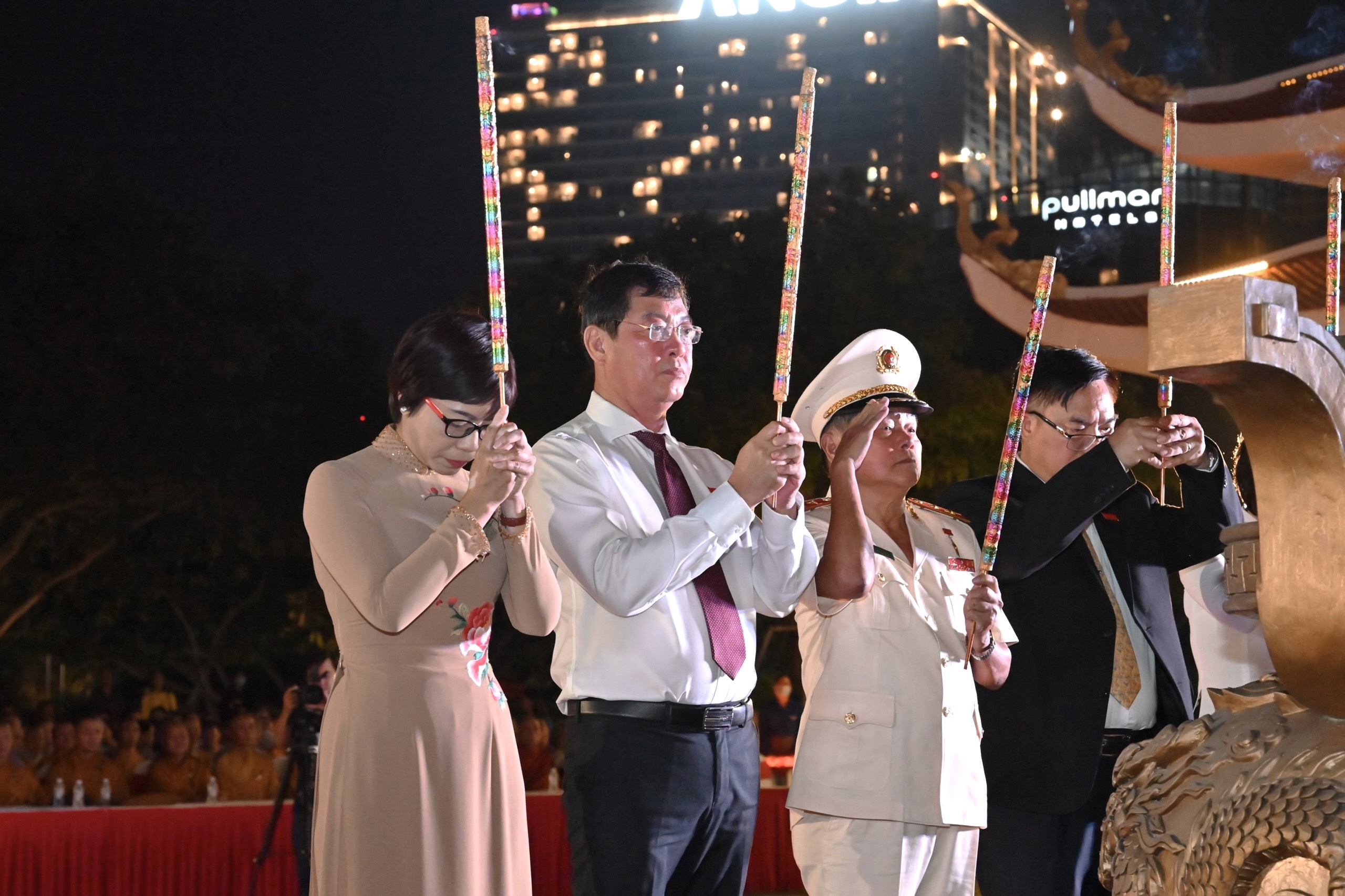 Trung tướng, Anh hùng Lực lượng vũ trang Nhân dân Châu Văn Mẫn; ông Trần Đình Khoa, Ủy viên Ban Thường vụ Tỉnh ủy, Bí thư Thành ủy Vũng Tàu; Bà Lê Thị Thanh Bình, Phó Bí thư Thường trực Thành Ủy, Chủ tịch HĐND TP.Vũng Tàu; ông Hoàng Vũ Thảnh, Chủ tịch UBND TP.Vũng Tàu dâng hương tưởng nhớ các anh hùng liệt sỹ tại Đền thờ Liệt sĩ thành phố.