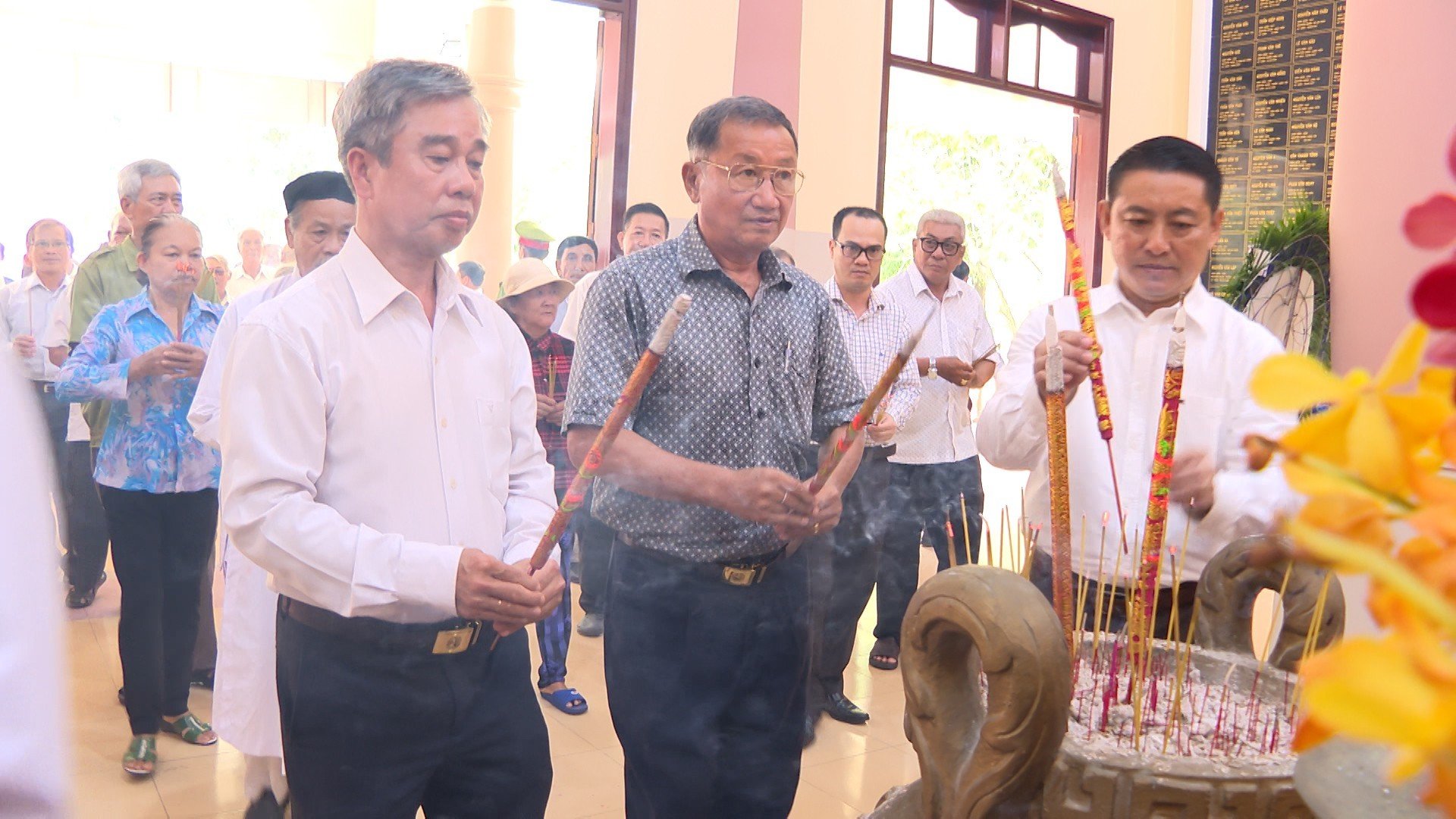 Lãnh đạo huyện Long Điền dâng hương tưởng niệm các anh hùng liệt sĩ tại Đền thờ Liệt sĩ huyện Long Điền.