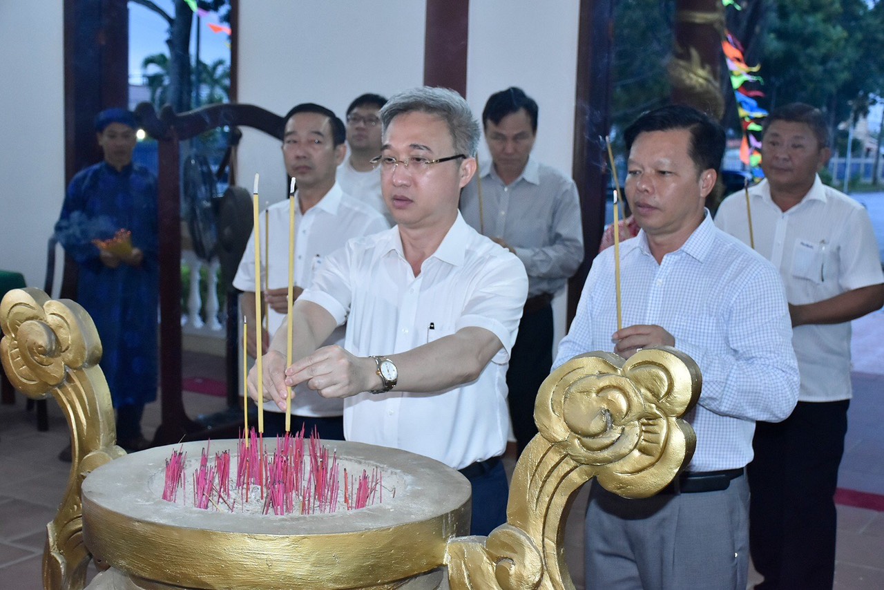 Ông Đặng Minh Thông, Phó Chủ tịch UBND tỉnh dâng hương tưởng nhớ các anh hùng liệt sĩ tại Đền thờ Long Hương.
