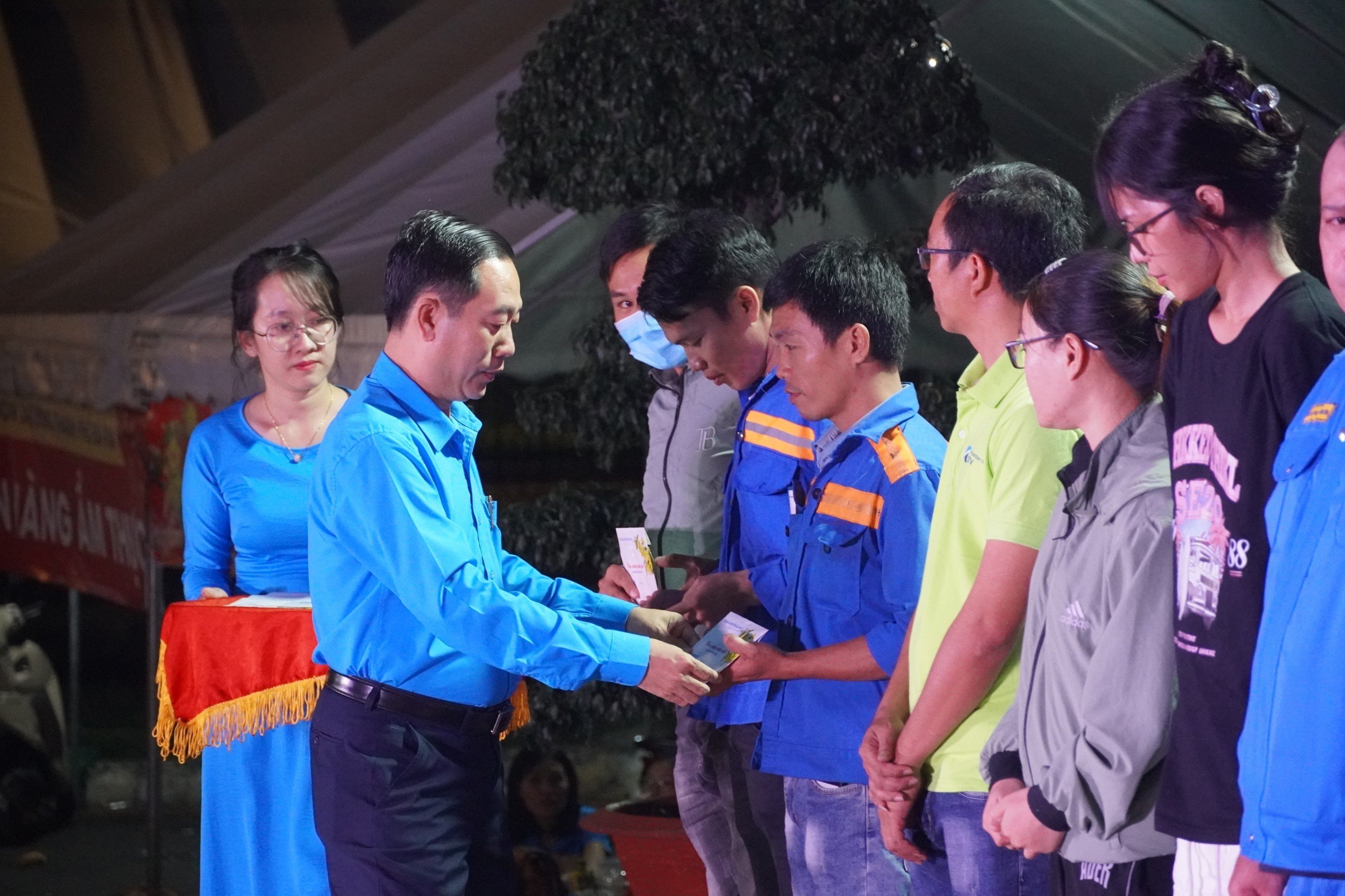 Ông Lê Văn Hòa, Chủ tịch LĐLĐ tỉnh tặng quà cho đoàn viên, NLĐ khó khăn.