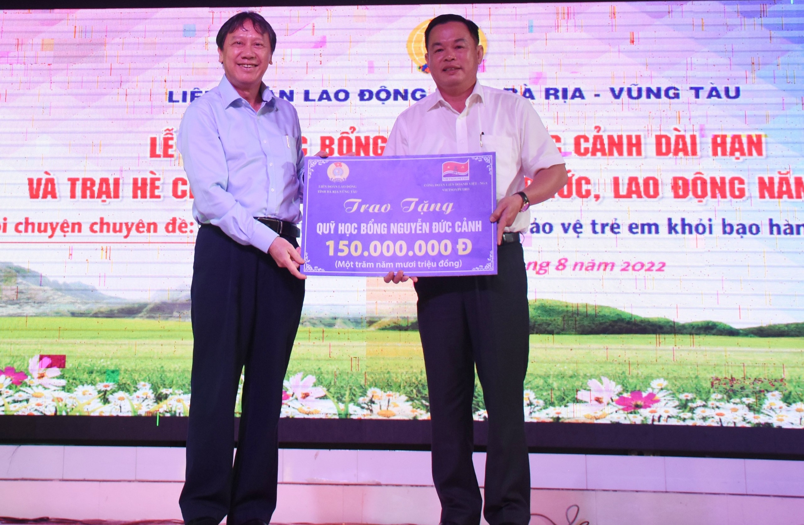 Ông Nguyễn Bá Hùng, Phó Chủ tịch LĐLĐ tỉnh nhận biểu trưng ủng hộ Qũy học bổng Nguyễn Đức Cảnh.