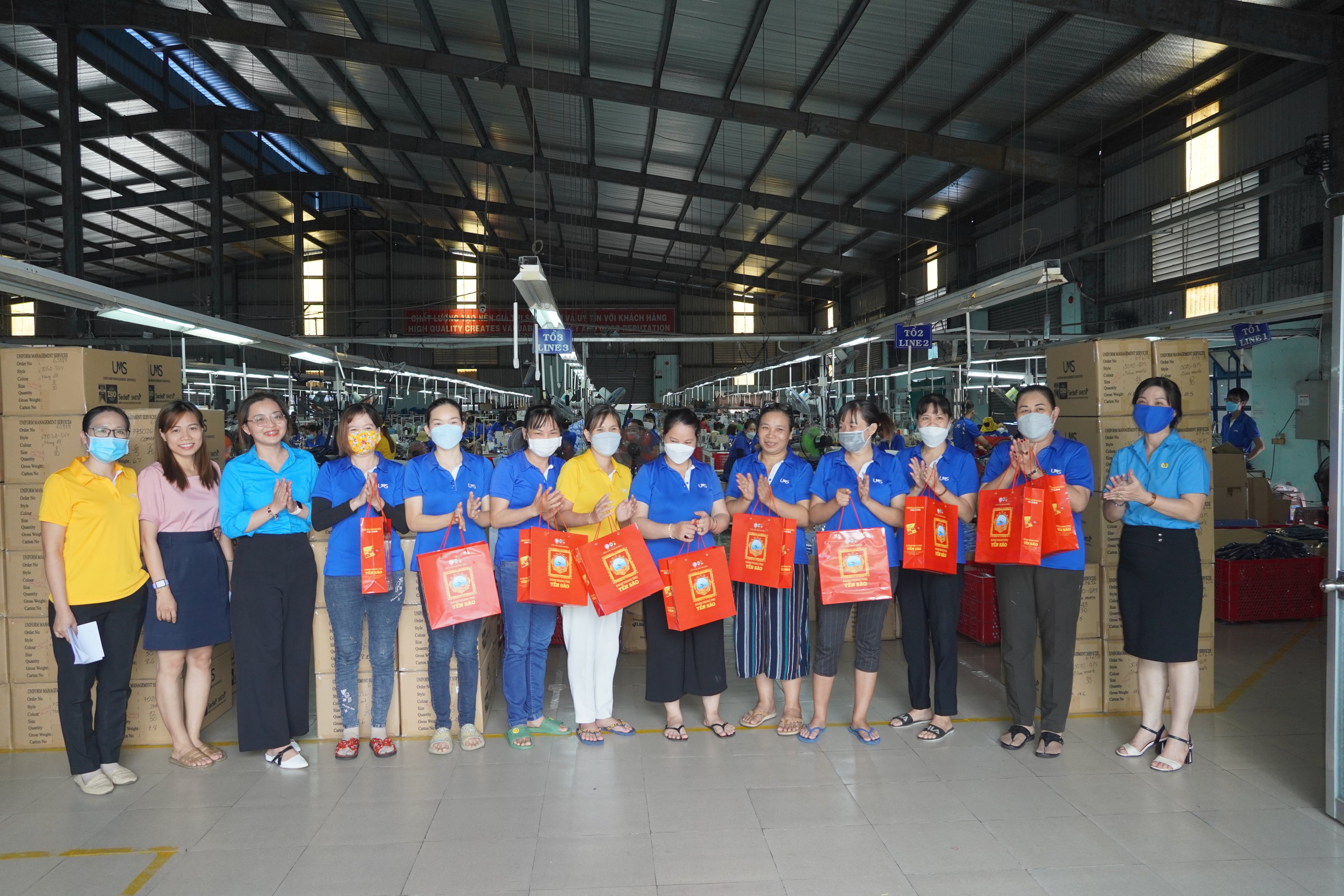 Đoàn viên, NLĐ nhận quà từ tổ chức công đoàn.