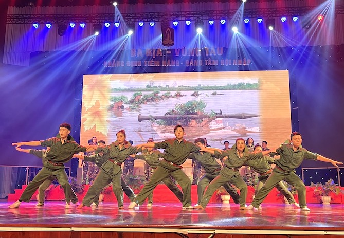 Tiết mục nhảy hiphop “Đồng đội” sôi động.
