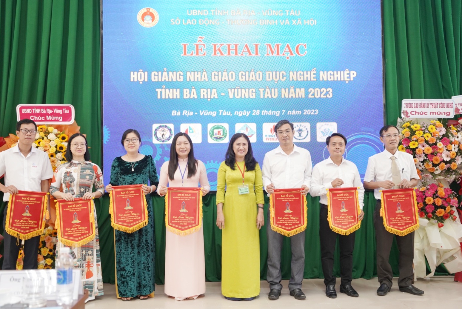Đại diện Ban tổ chức trao cờ lưu niệm cho các đoàn tham gia hội giảng
