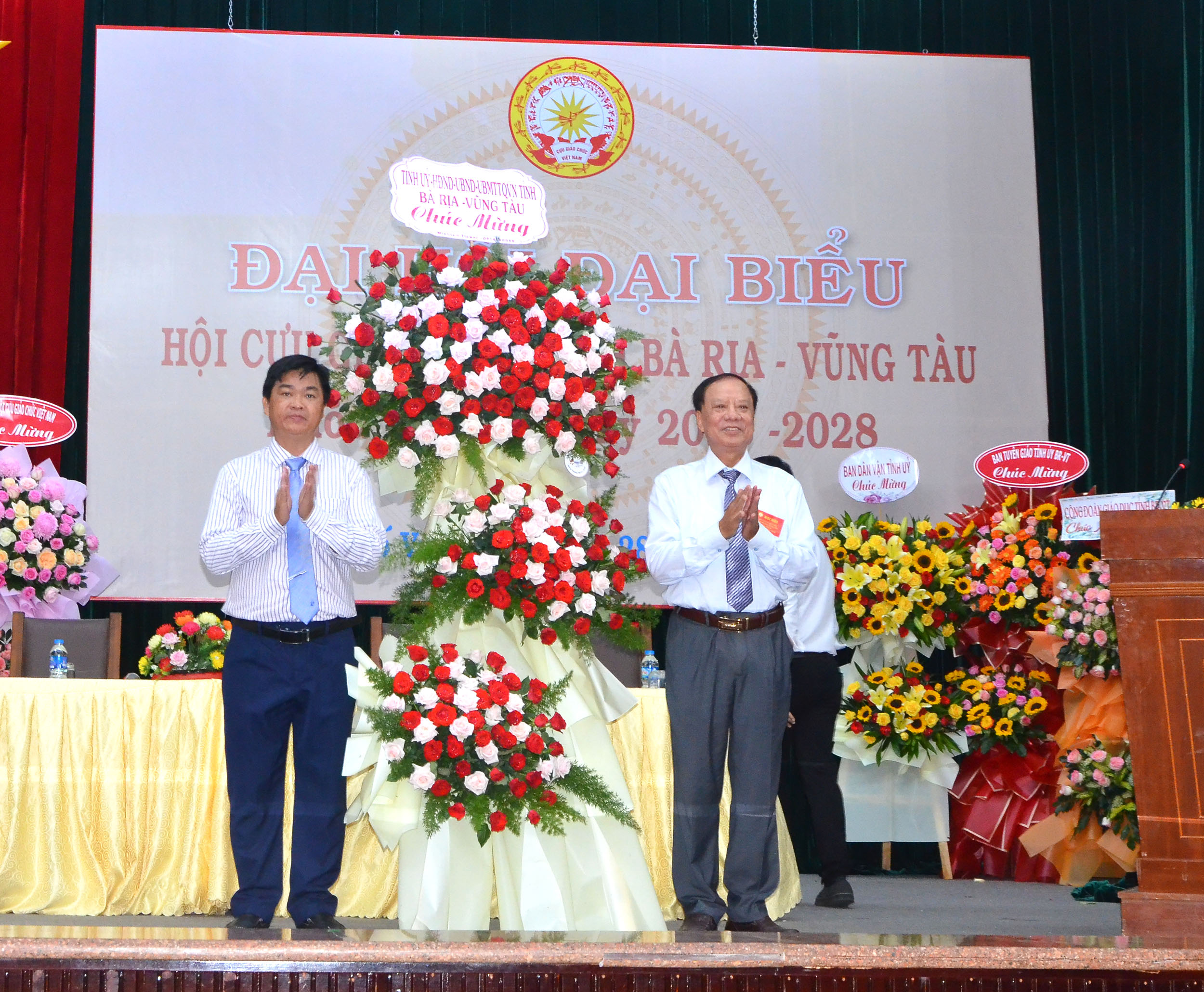 Ông Lê Văn Minh, Phó Trưởng Ban Tuyên giáo Tỉnh ủy tặng lẵng hoa của Tỉnh ủy, HĐND, UBND, UBMTTQ tỉnh chúc mừng Đại hội.