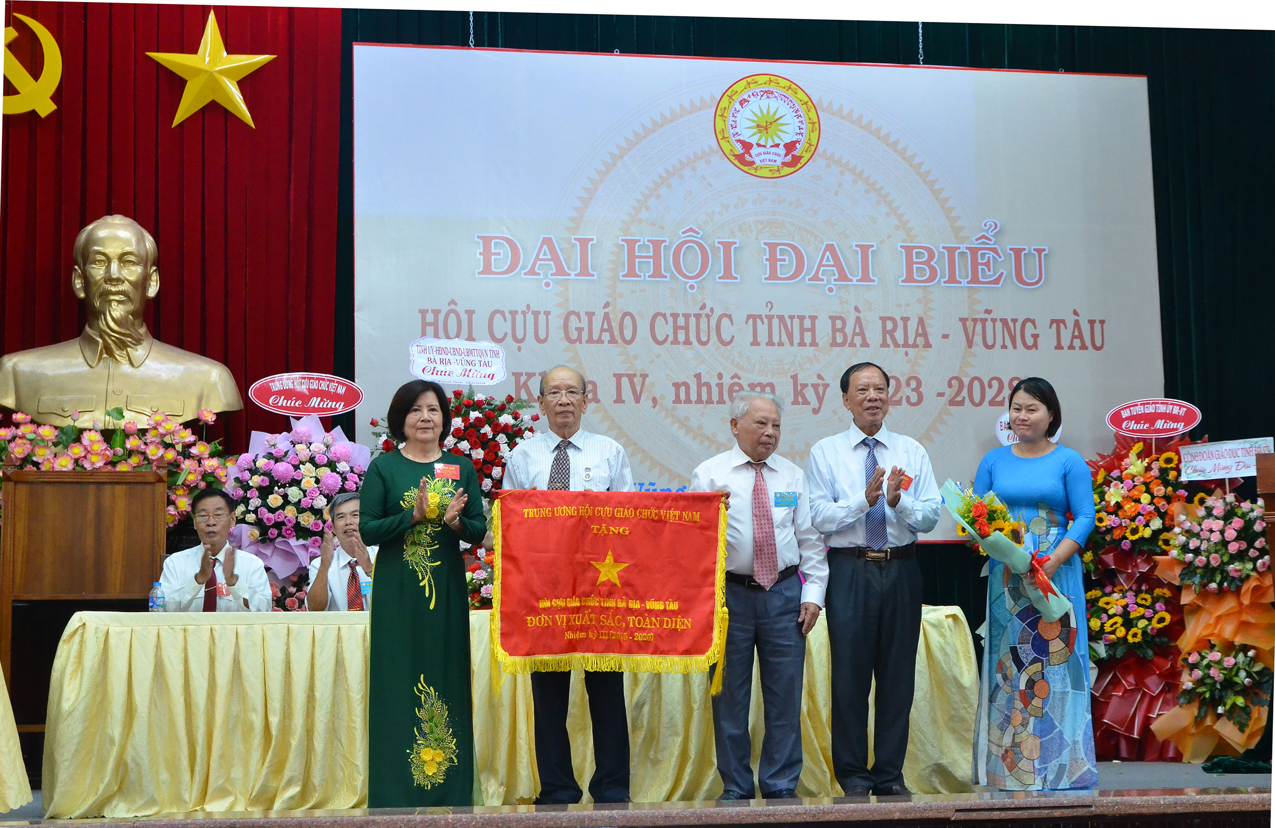 GS.TSKH, Nhà giáo Nhân dân Nguyễn Mậu Bành, Chủ tịch Hội Cựu Giáo chức Việt Nam (thứ 3 từ phải qua) tặng Cờ thi đua cho Hội Cựu giáo chức tỉnh Bà Rịa - Vũng Tàu vì đã hoàn thành xuất sắc nhiệm vụ công tác Hội nhiệm kỳ 2015-2020.