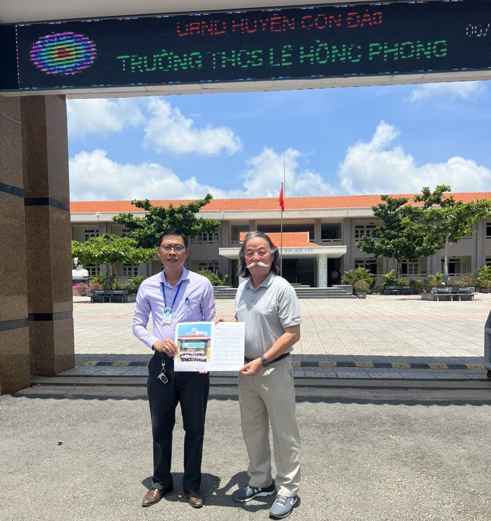 Nhạc sĩ Hoàng Lương tặng bản nhạc “Ngôi trường của chúng em” đến đại diện Trường THCS Lê Hồng Phong (huyện Côn Đảo).