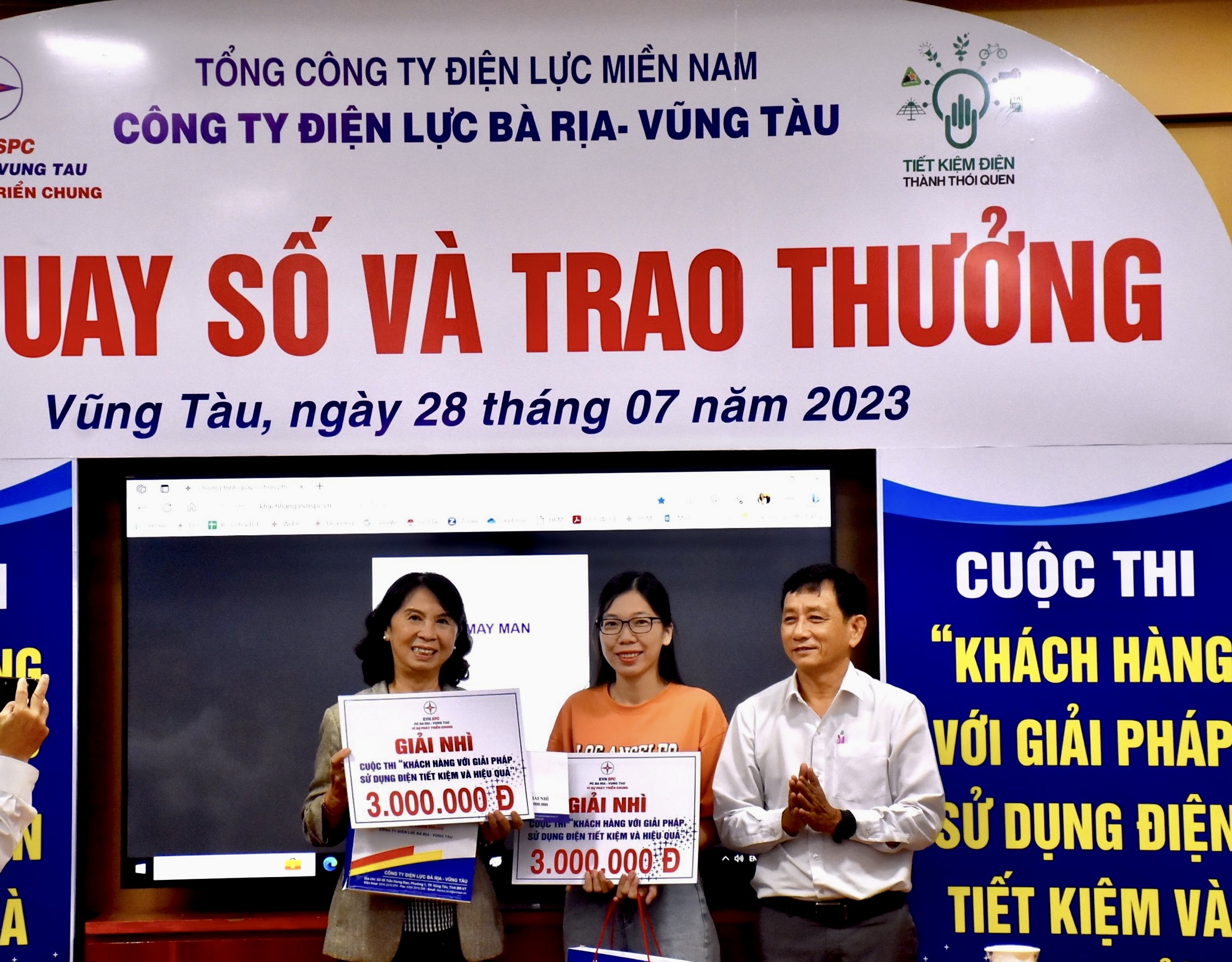 Ông Trần Thanh Hải, Phó Giám đốc Công ty Điện lực Bà Rịa-Vũng Tàu trao giải Nhì cho khách hàng.