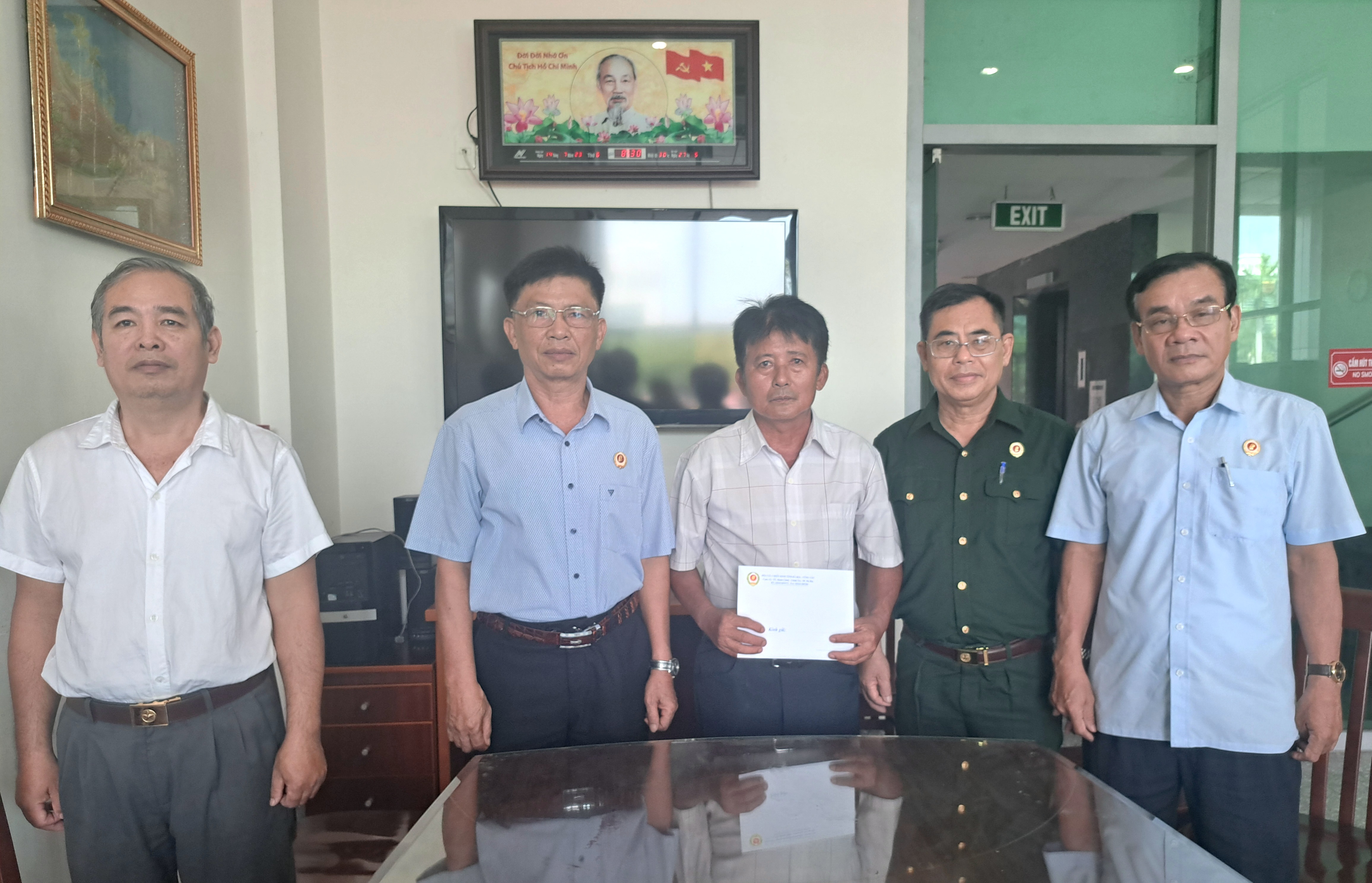  Đại diện Hội CCB tỉnh trao tiền cho ông Võ Đình Quang xây nhà tình nghĩa.