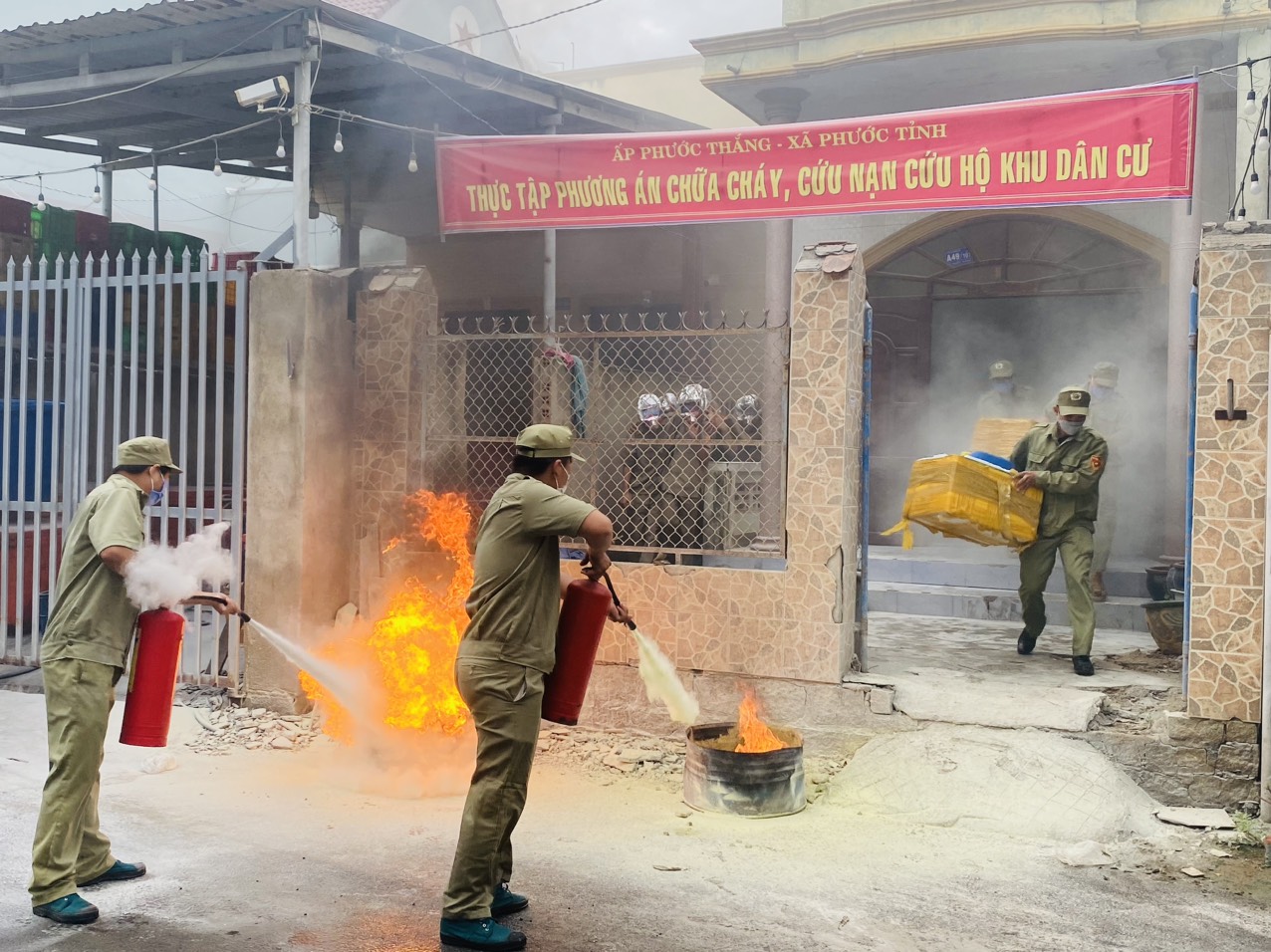 Các lực lượng tham gia diễn tập PCCC và CNCH.