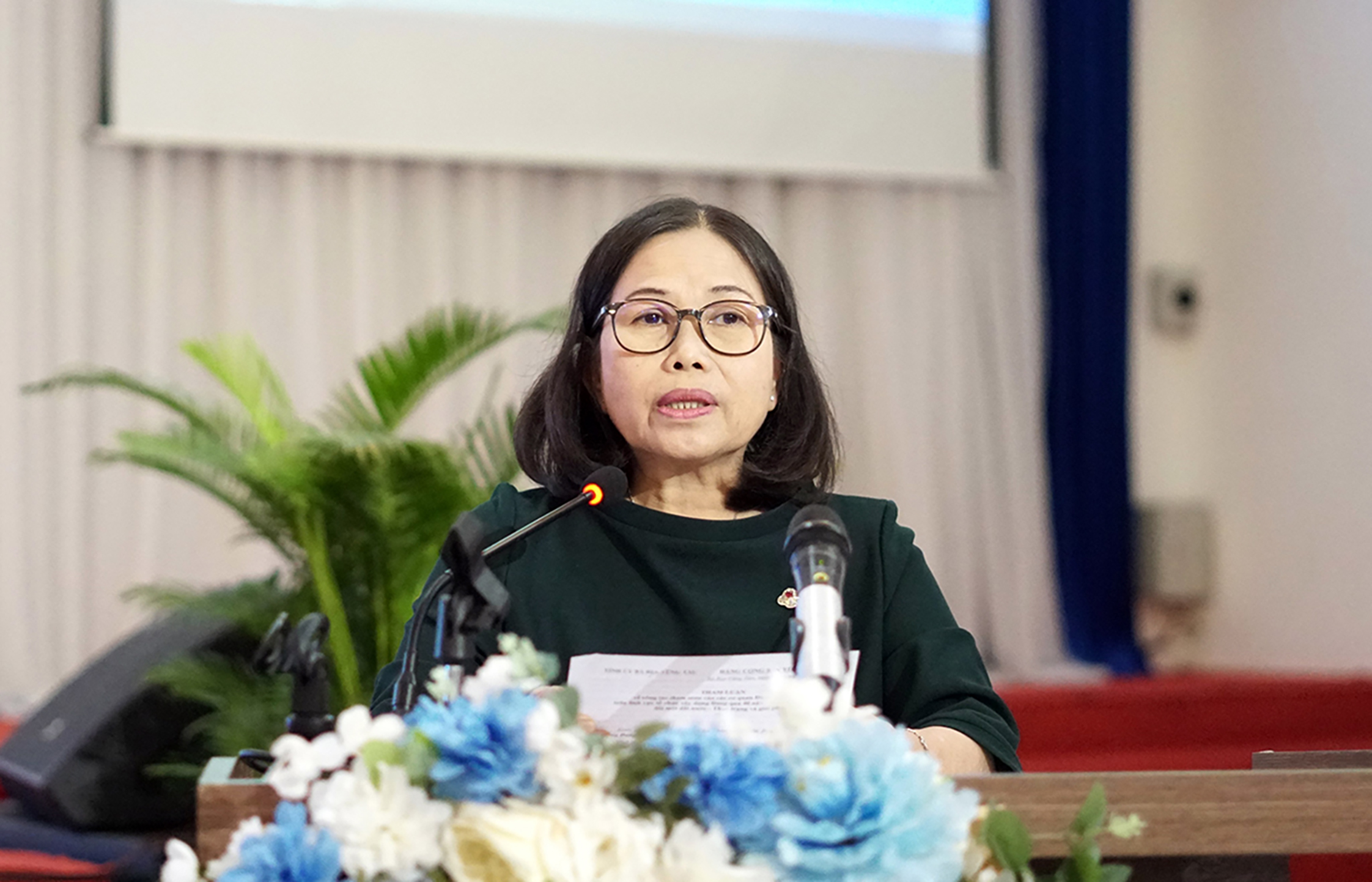 Bà Nguyễn Thị Yến, Phó Bí thư Thường trực Tỉnh ủy, Trưởng Đoàn ĐBQH tỉnh Bà Rịa-Vũng Tàu phát biểu tại hội thảo.