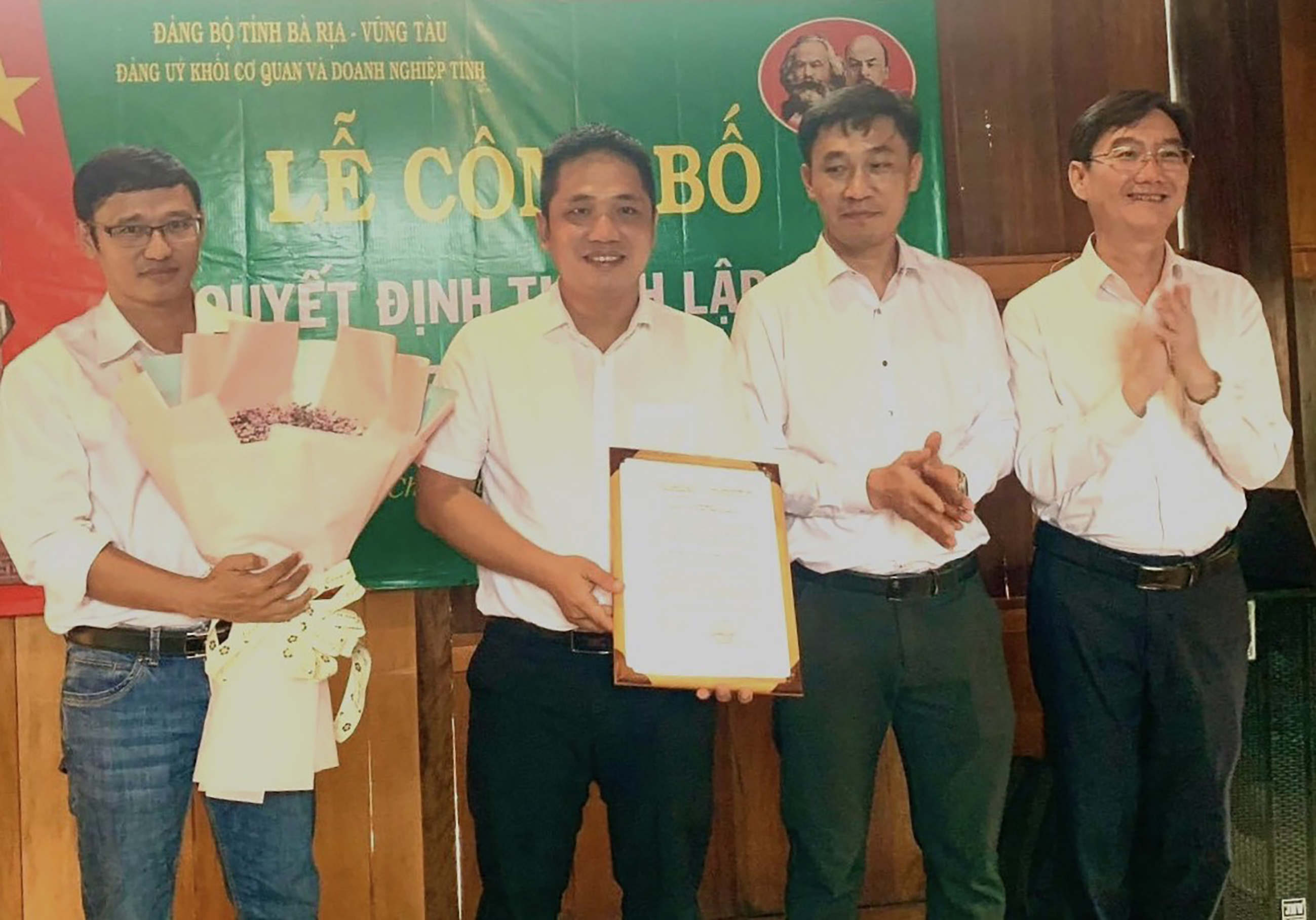 Ông Nguyễn Trường Giang, Phó Bí thư thường trực Đảng ủy Khối (bìa phải) trao quyết định thành lập Chi bộ của Công ty TNHH Te An Việt Nam.