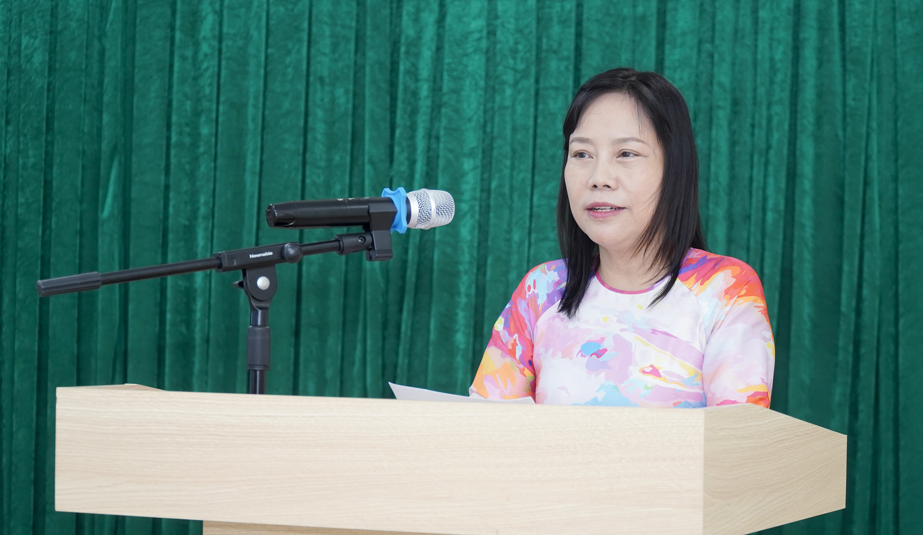 Bà Đỗ Nguyễn Hoàng Dung, Quyền Tổng biên tập Báo Bà Rịa - Vũng Tàu trình bày báo cáo sơ kết tại hội nghị.