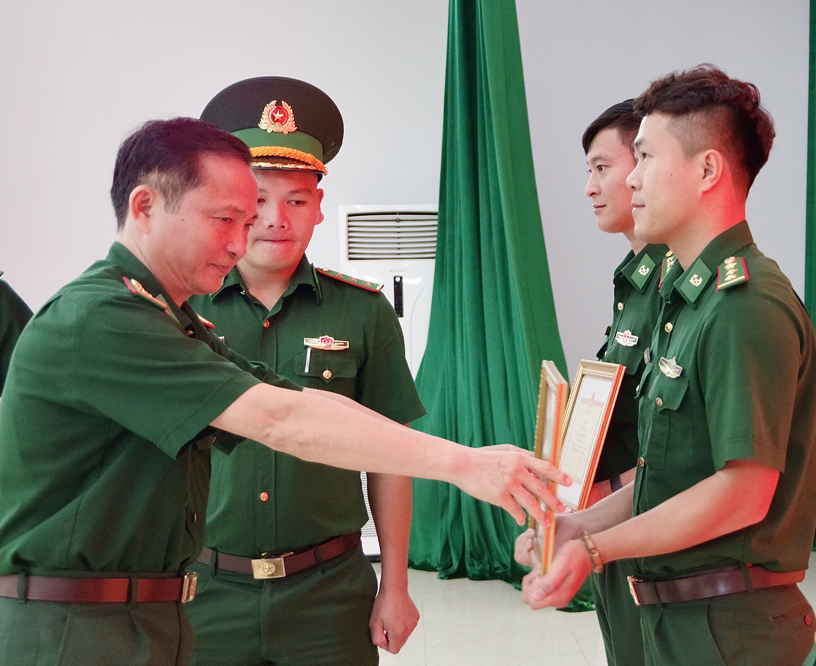 Đại tá Nguyễn Văn Thống, Phó Chính ủy BĐBP tỉnh trao thưởng cho các cá nhân đạt thành tích xuất sắc trong 2 cuộc thi “Thanh niên quân đội thượng tôn pháp luật” và “Tuổi trẻ Việt Nam xung kích, sáng tạo vận động nhân dân chấp hành pháp luật” năm 2023.
