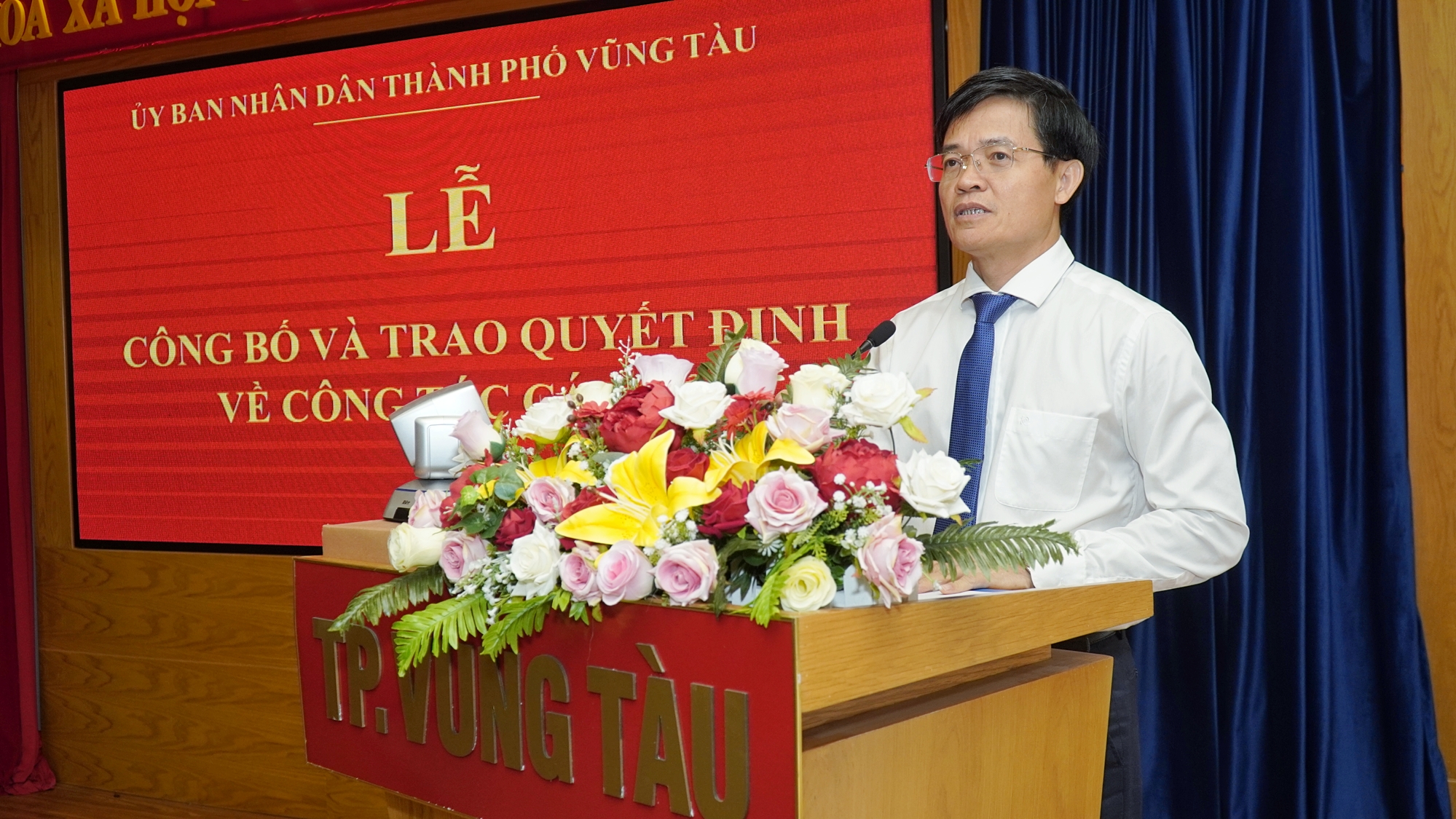 Ông Vũ Hồng Thuấn, Phó Chủ tịch UBND TP. Vũng Tàu phát biểu chúc mừng các cán bộ được điều động, bổ nhiệm.