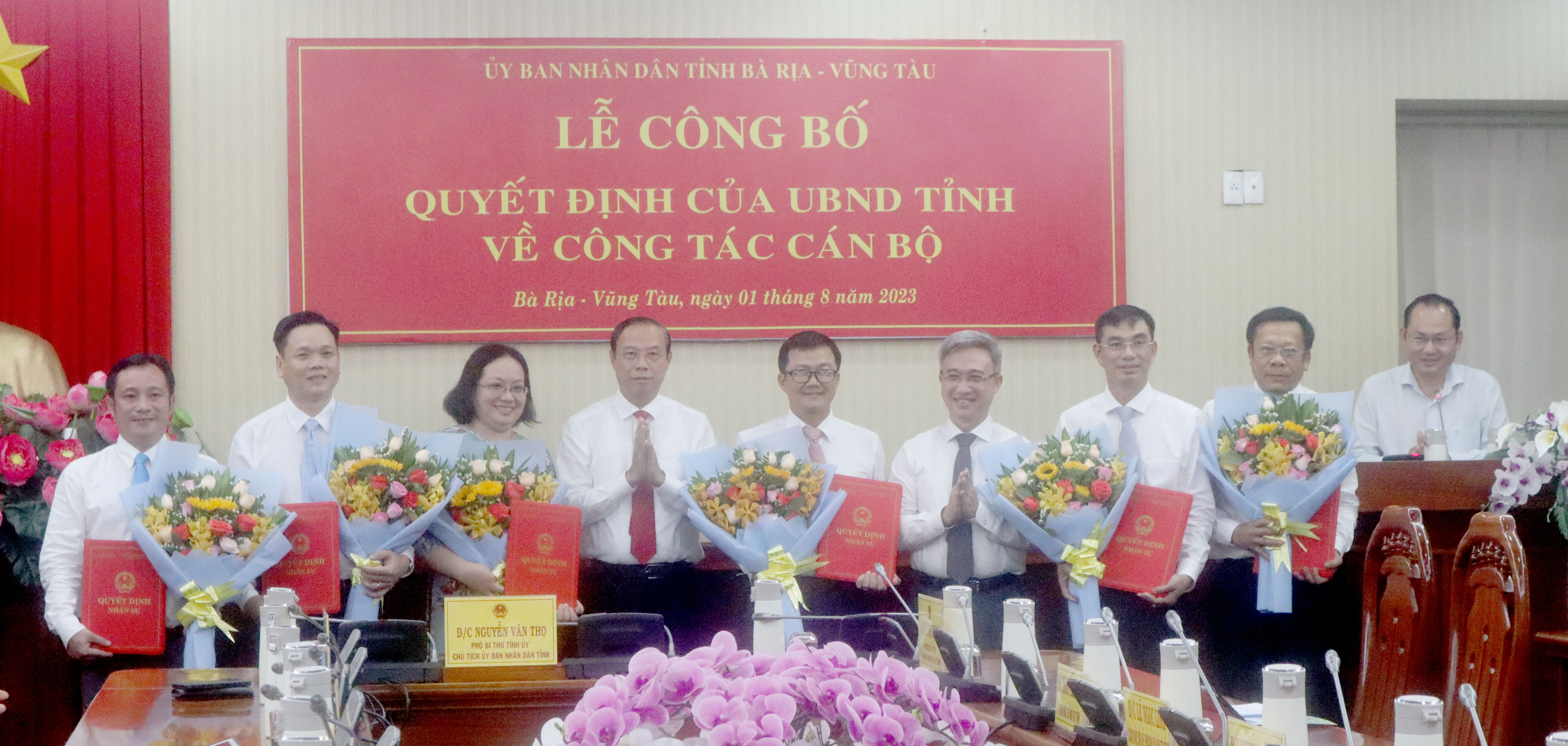 Ông Nguyễn Văn Thọ, Chủ tịch UBND tỉnh và ông Đặng Minh Thông, Phó Chủ tịch UBND tỉnh trao quyết định điều động, bổ nhiệm và tặng hoa chúc mừng 6 cán bộ.
