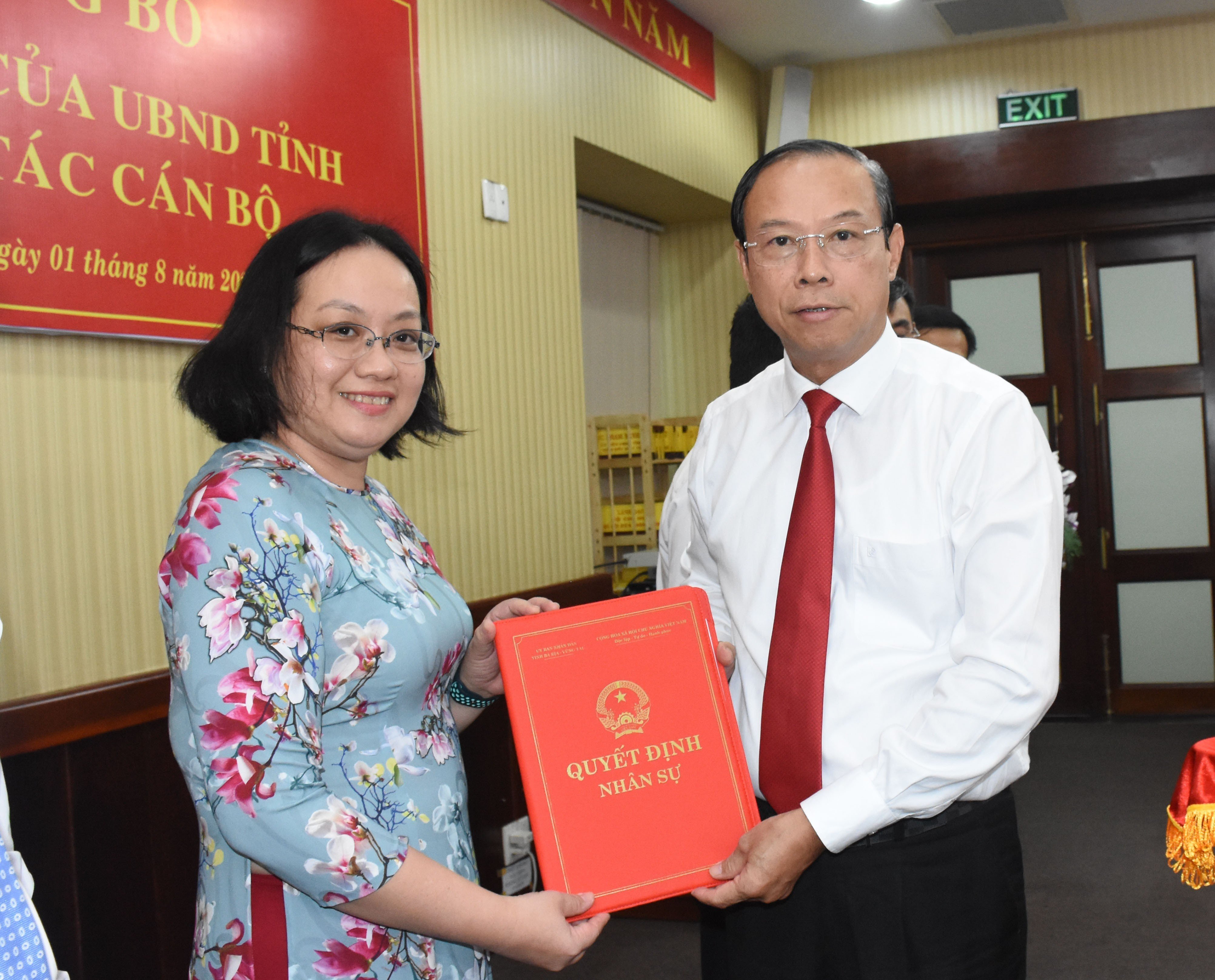 Ông Nguyễn Văn Thọ trao quyết định cho bà Nguyễn Thị Minh Vân (SN: 1979, Trưởng phòng Đầu tư phát triển, Sở KH-ĐT)
