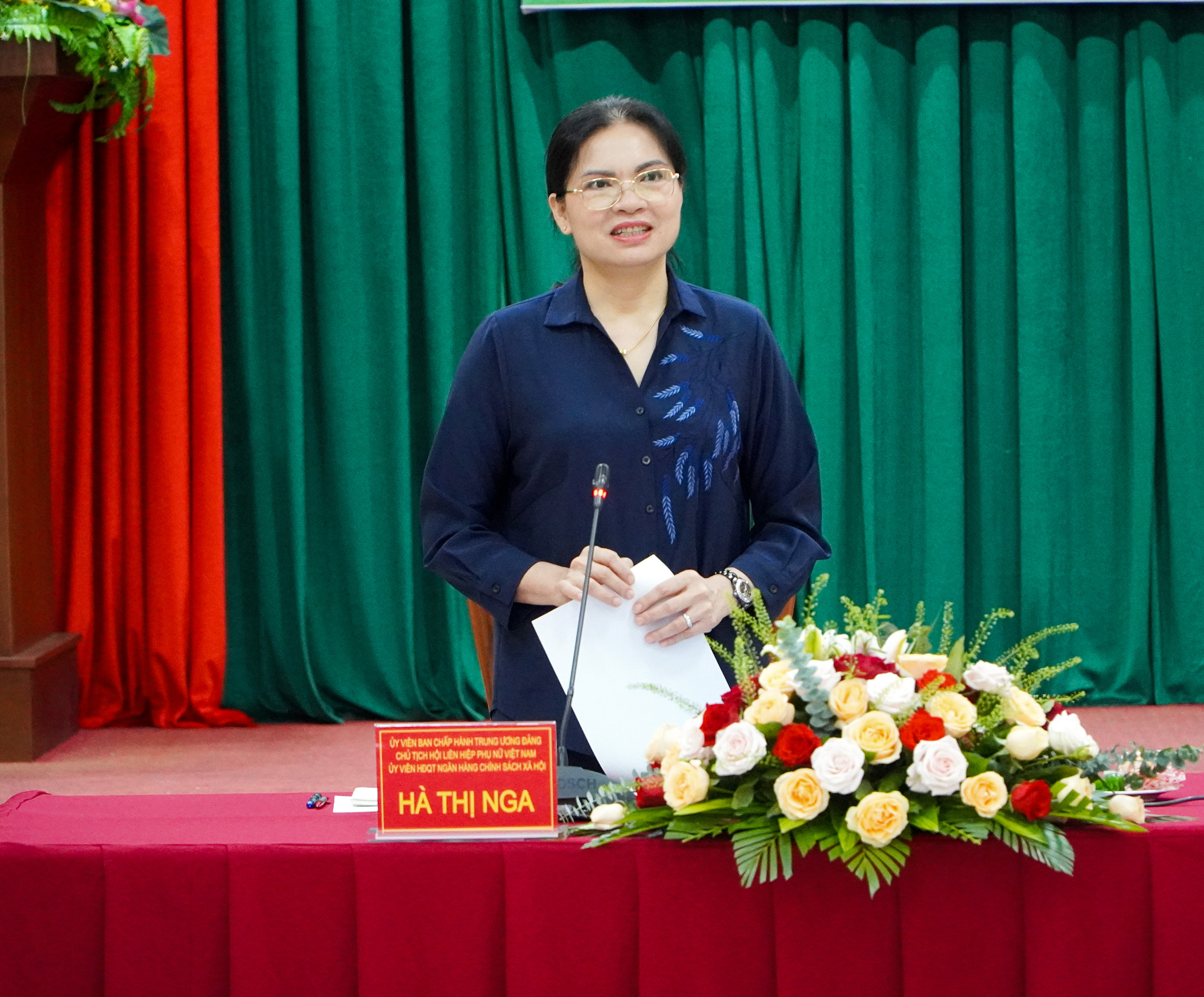 Bà Hà Thị Nga, Ủy viên Trung ương Đảng, Chủ tịch Hội LHPN Việt Nam, Ủy viên HĐQT Ngân hàng CSXH phát biểu kết luận buổi làm việc.