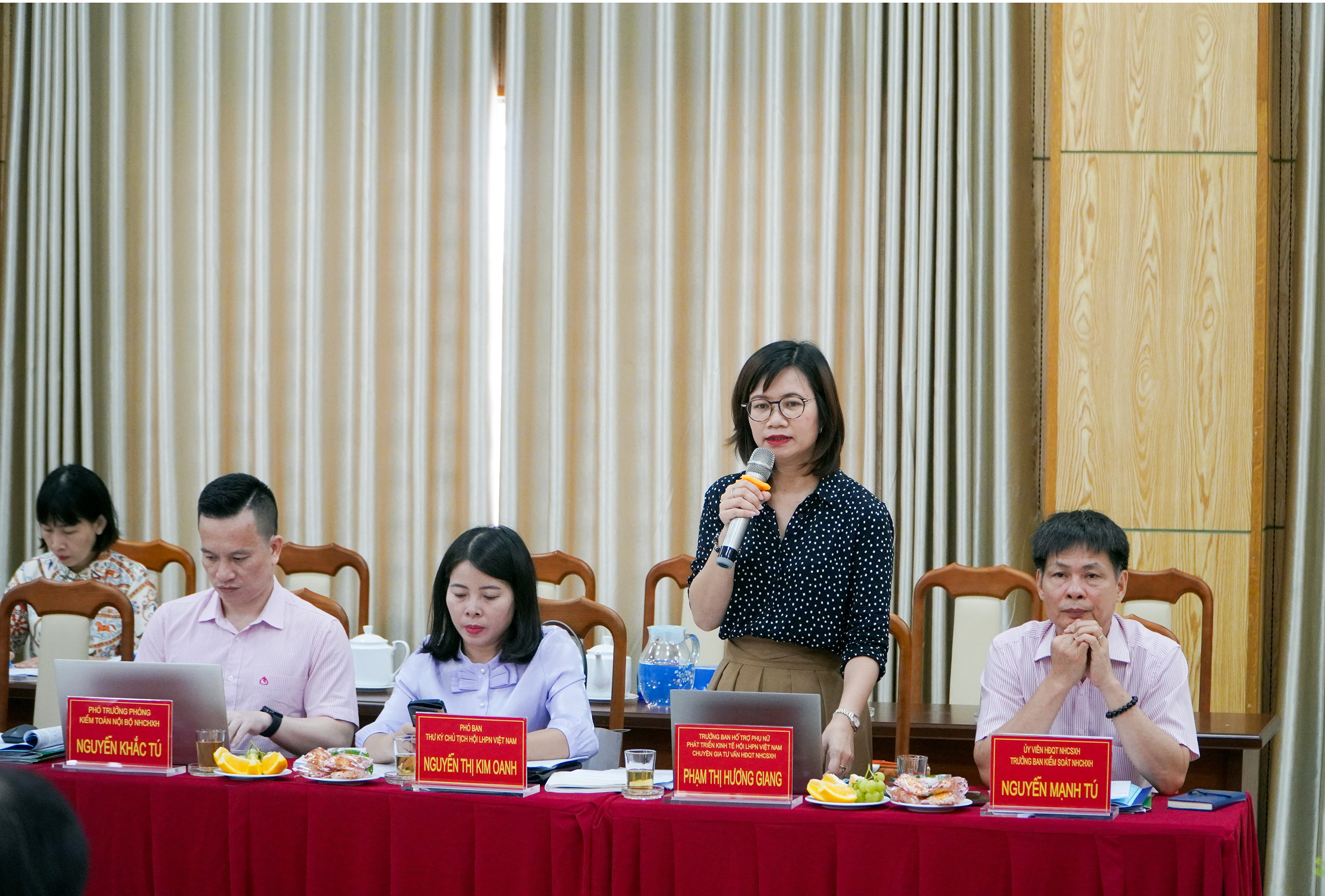 Đại diện Đoàn công tác của HĐQT Ngân hàng CSXH phát biểu đề ra một số giải pháp nâng cao hiệu quả hoạt động tín dụng chính sách.